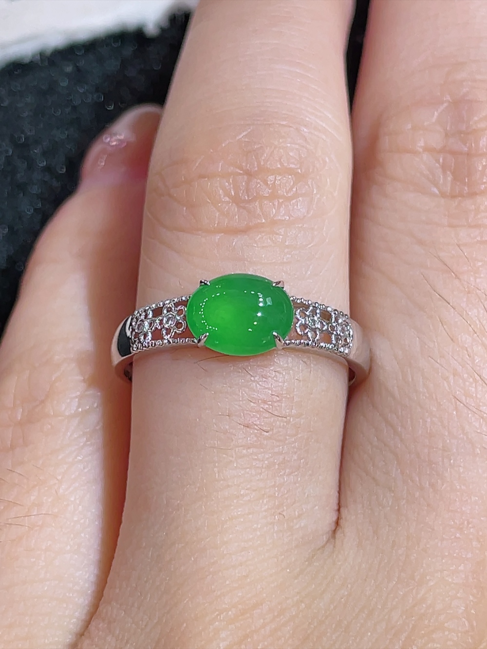 ️冰绿鸽子蛋戒指 无裂 18k金镶嵌 种水 南非钻镶 厚装饱满 简约精致 高端大气 时尚百搭 性比