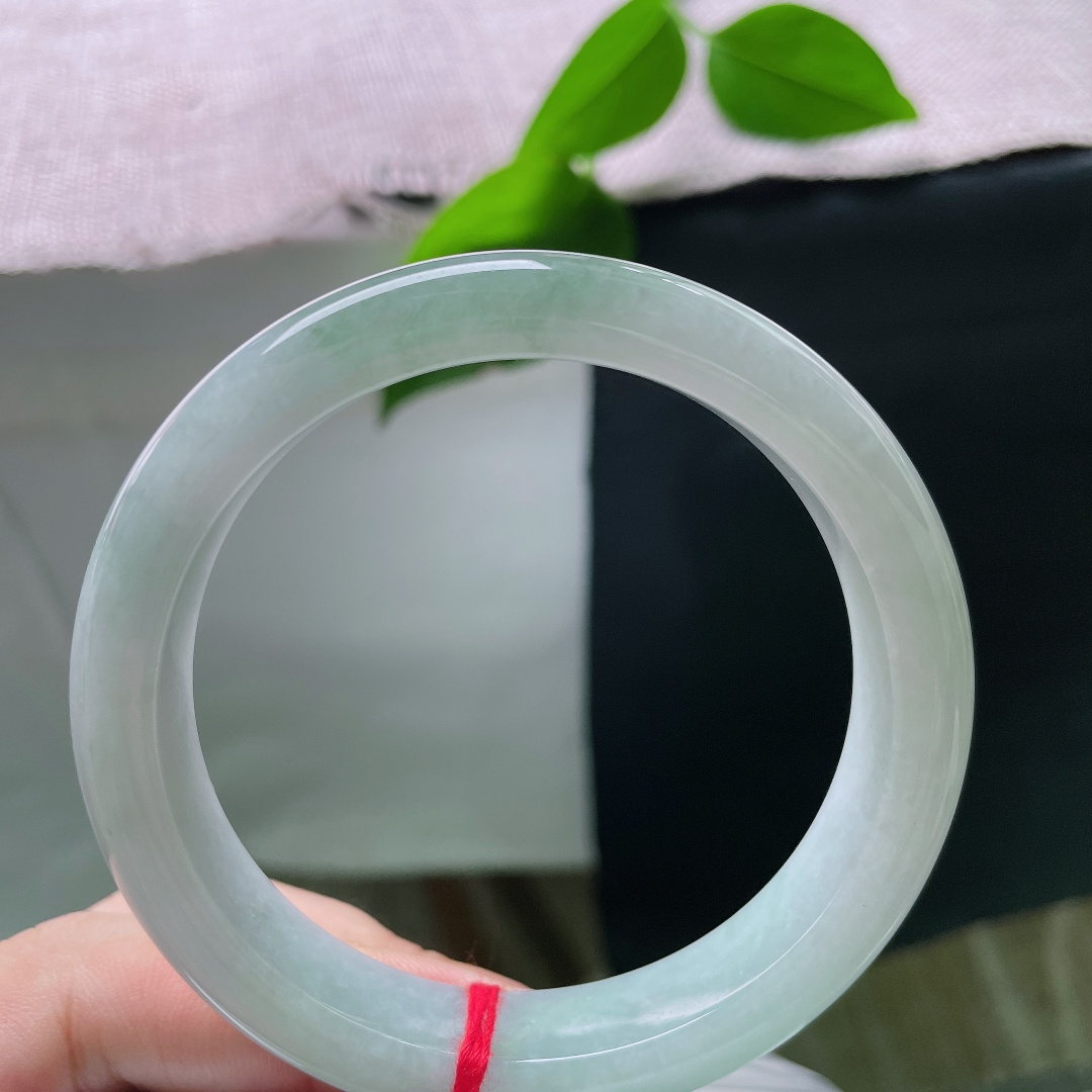 58.2/12.3/8.8，油绿正圈，无裂，白底温润细腻，一截飘花如云起青山。ss55993a