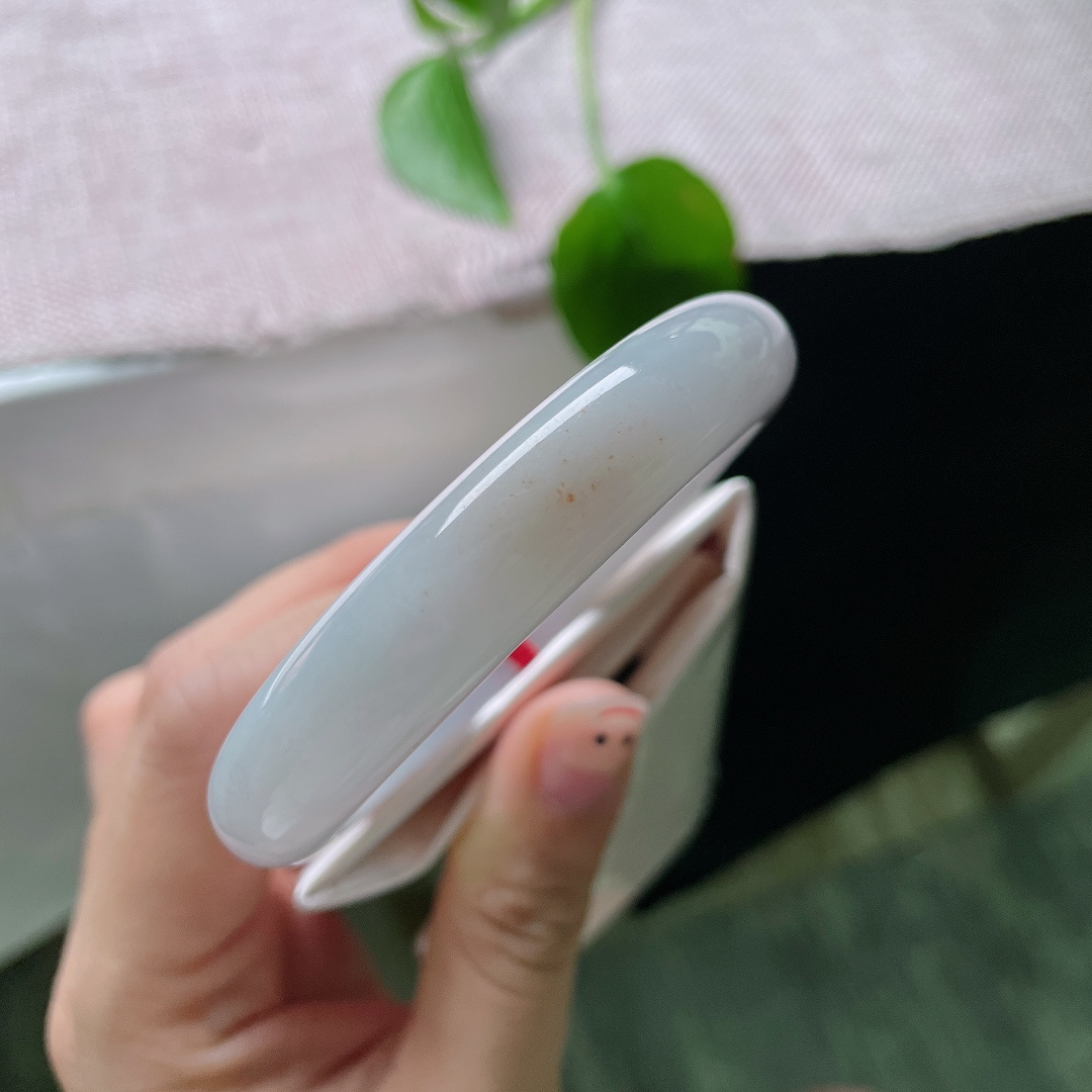 54.7/11.8/8.1，粉底正圈，无裂，镯身带着少许天然洒金小点，原生态韵味别致。ss56114a