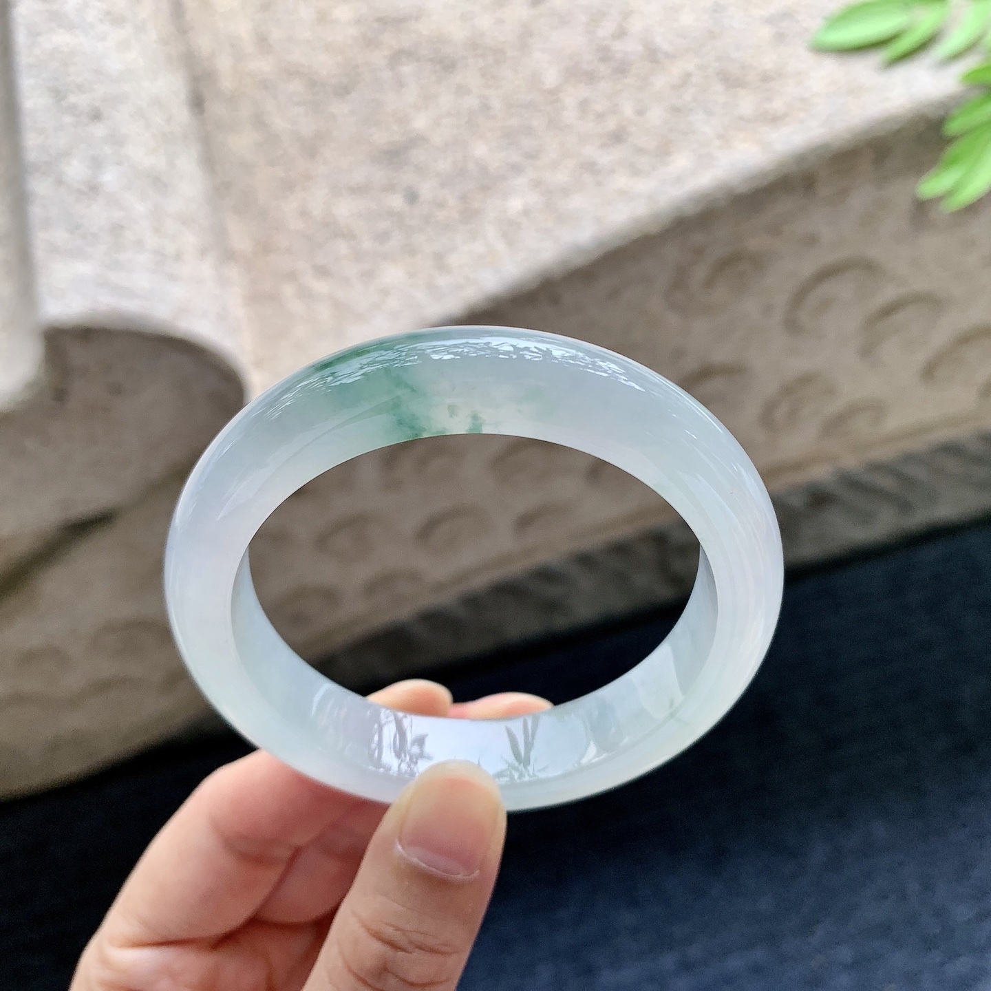 正圈53 54【圈口】54.8/12.4/8.3【编码】C11072203【描述】冰糯飘花，水润，种老，细腻，无裂