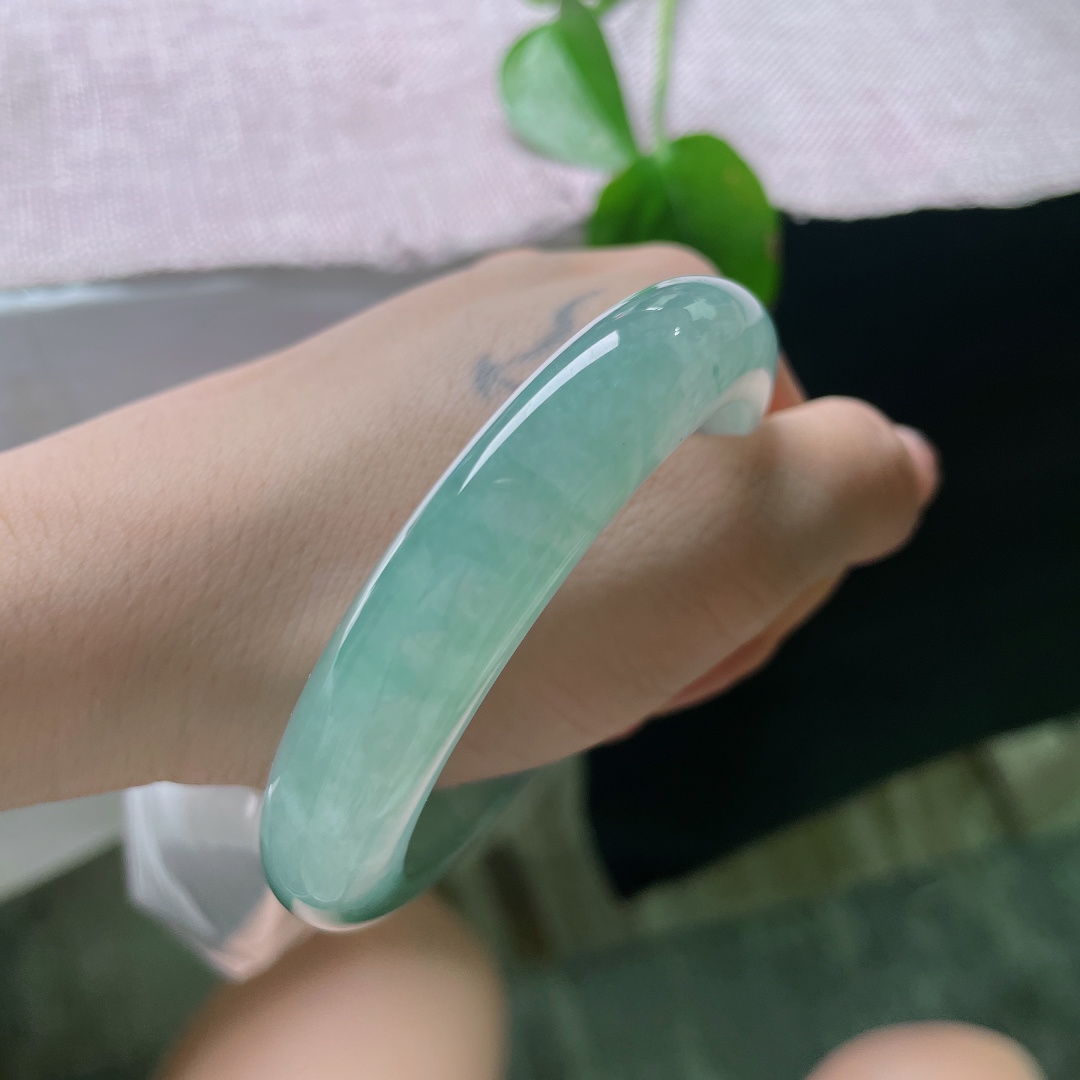 冰飘花正圈，无裂，飘花飘逸灵动，水光荡漾，佩戴起来光彩熠熠。ss56151a