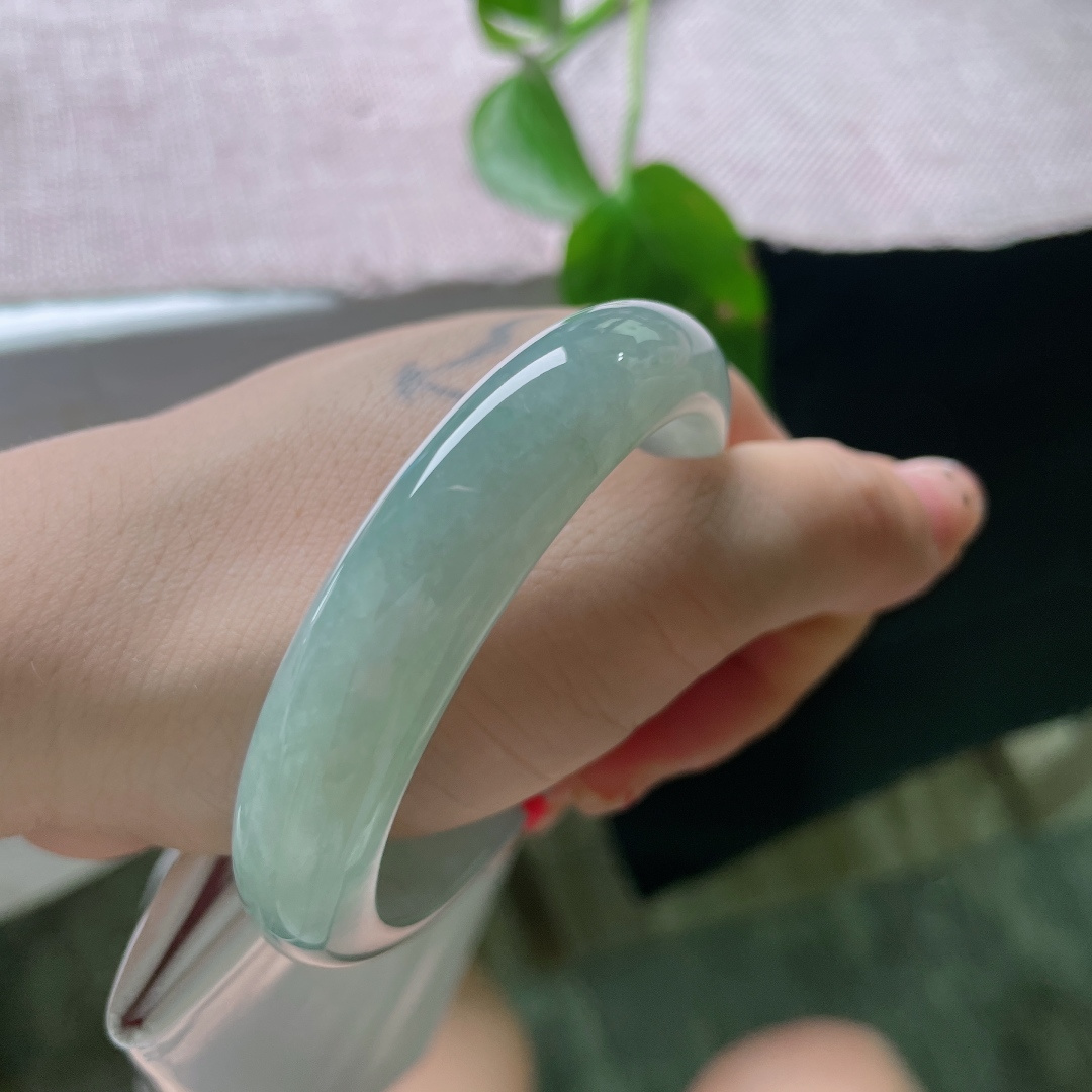 53/12/7.8，绿底正圈，无裂，种质老熟牢靠，质地紧实，越戴越油亮通透。ss56523a