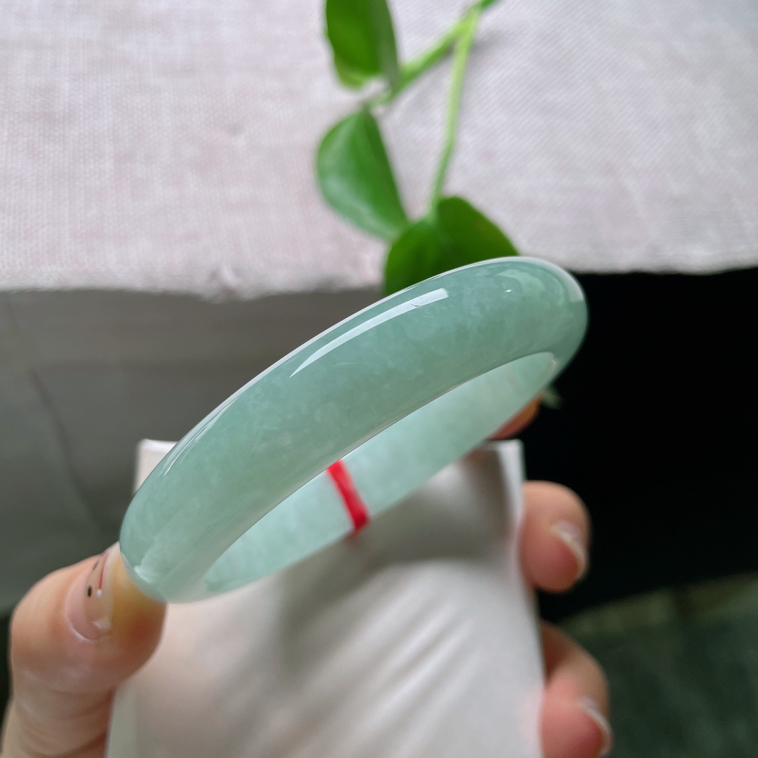 57.8/12.1/8.7，绿底正圈，无裂，整圈冰润湖水底色，种老细腻通透。ss56345a