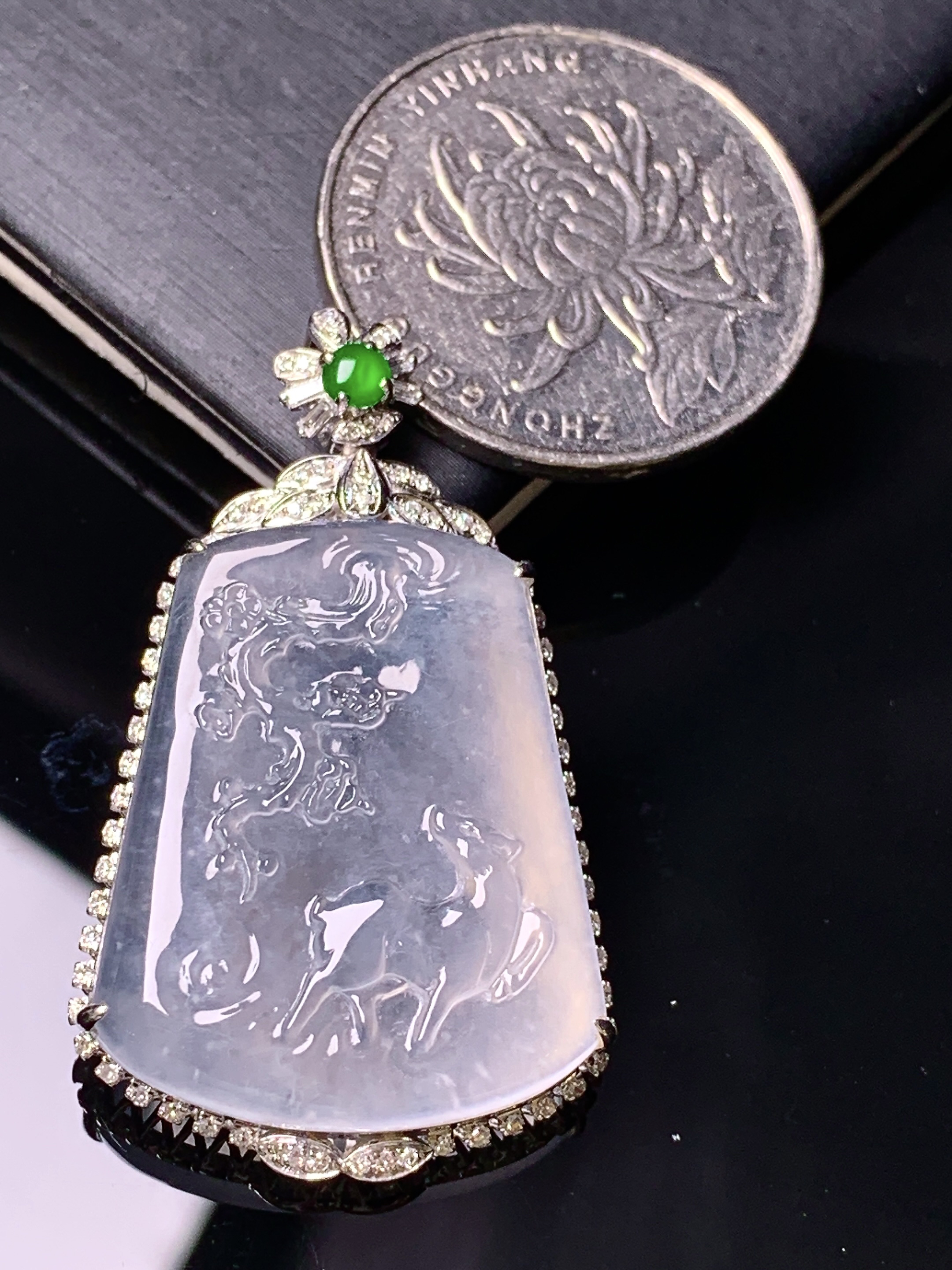 18k金钻镶嵌冰种梅花鹿吊坠 玉质细腻 色泽艳丽清新 水润亮眼 整体尺寸39.5*23.6*7.2 m7