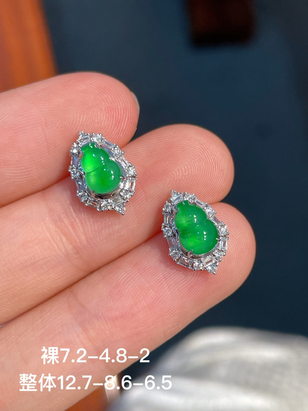 ️阳绿葫芦耳钉 无裂 18k金镶嵌，7.2-4.8-2
