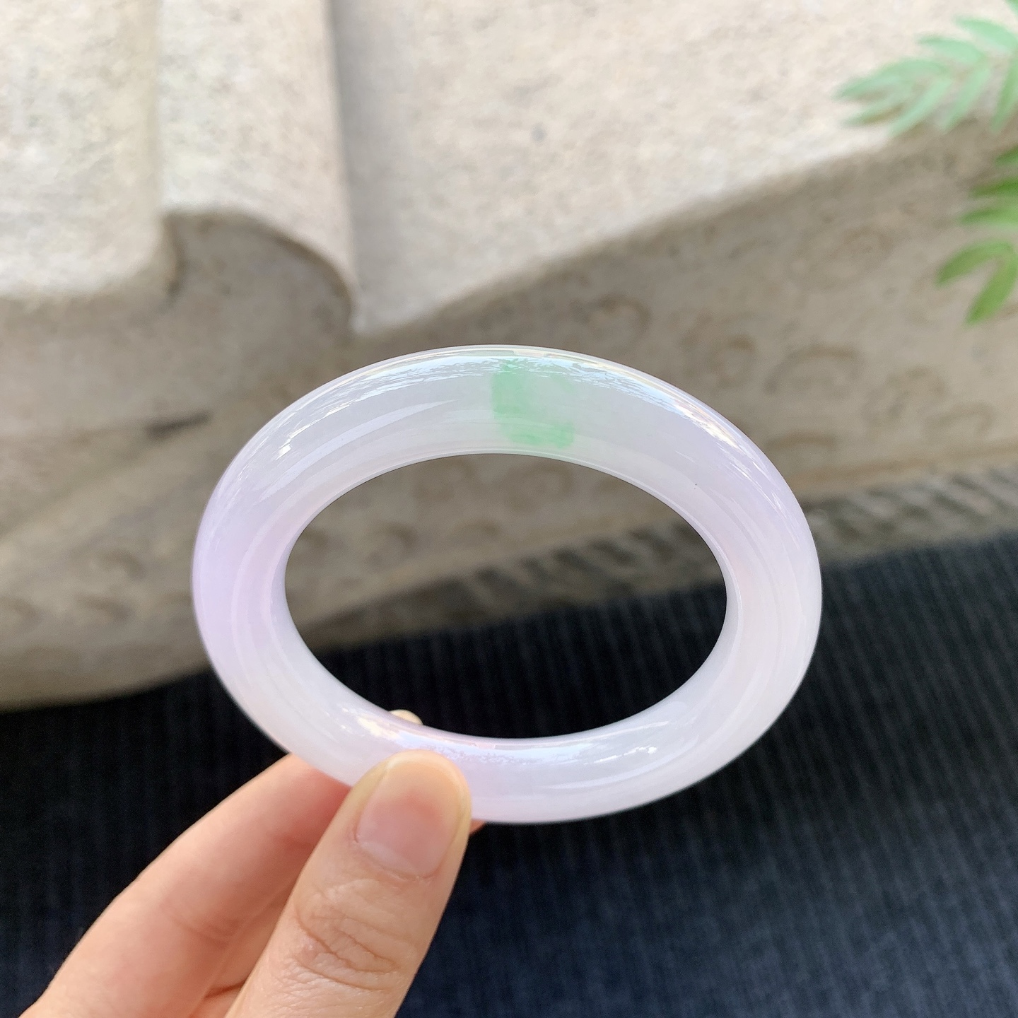圆条52 53，【圈口】53.6/10.8/10.6，【编码】B2072054，【描述】糯冰春彩，水润，种老，细腻，打灯有棉线