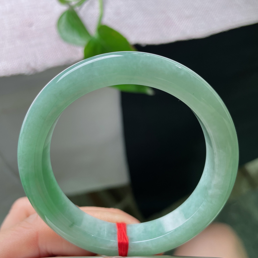 52.4/11.2/8.6，绿底正圈，无裂，种水稳定耐养，越佩戴越发莹润透亮。ss56126a