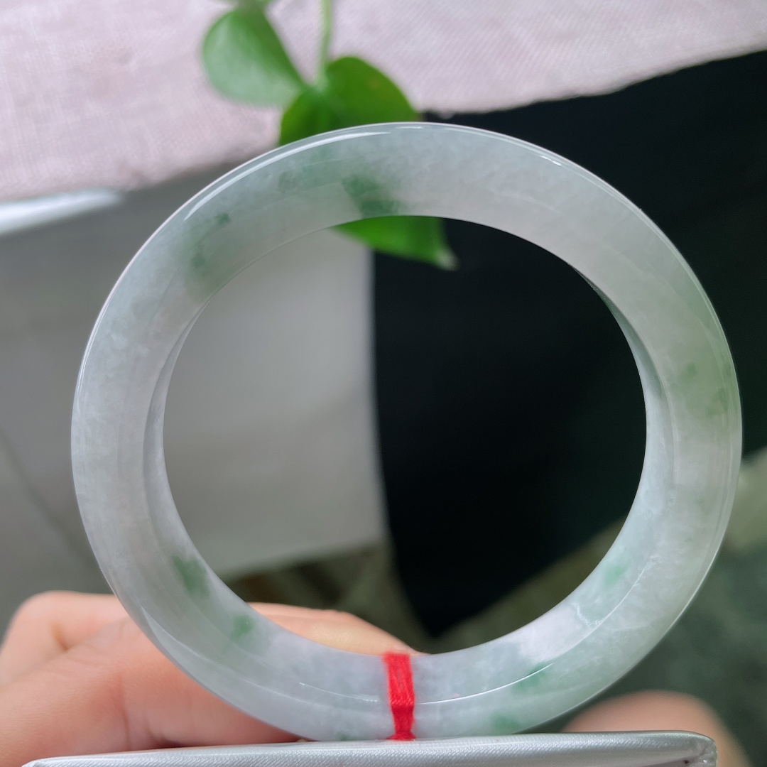 55.3/10.3/8.4，飘花正圈，有裂，冰玉凝白，碎花零星，清润种质衬点点绿意，素雅干净，腕间一抹温柔清风。ss56096a