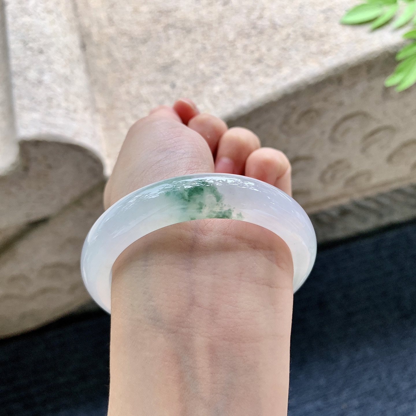 正圈53 54【圈口】54.8/12.4/8.3【编码】C11072203【描述】冰糯飘花，水润，种老，细腻，无裂