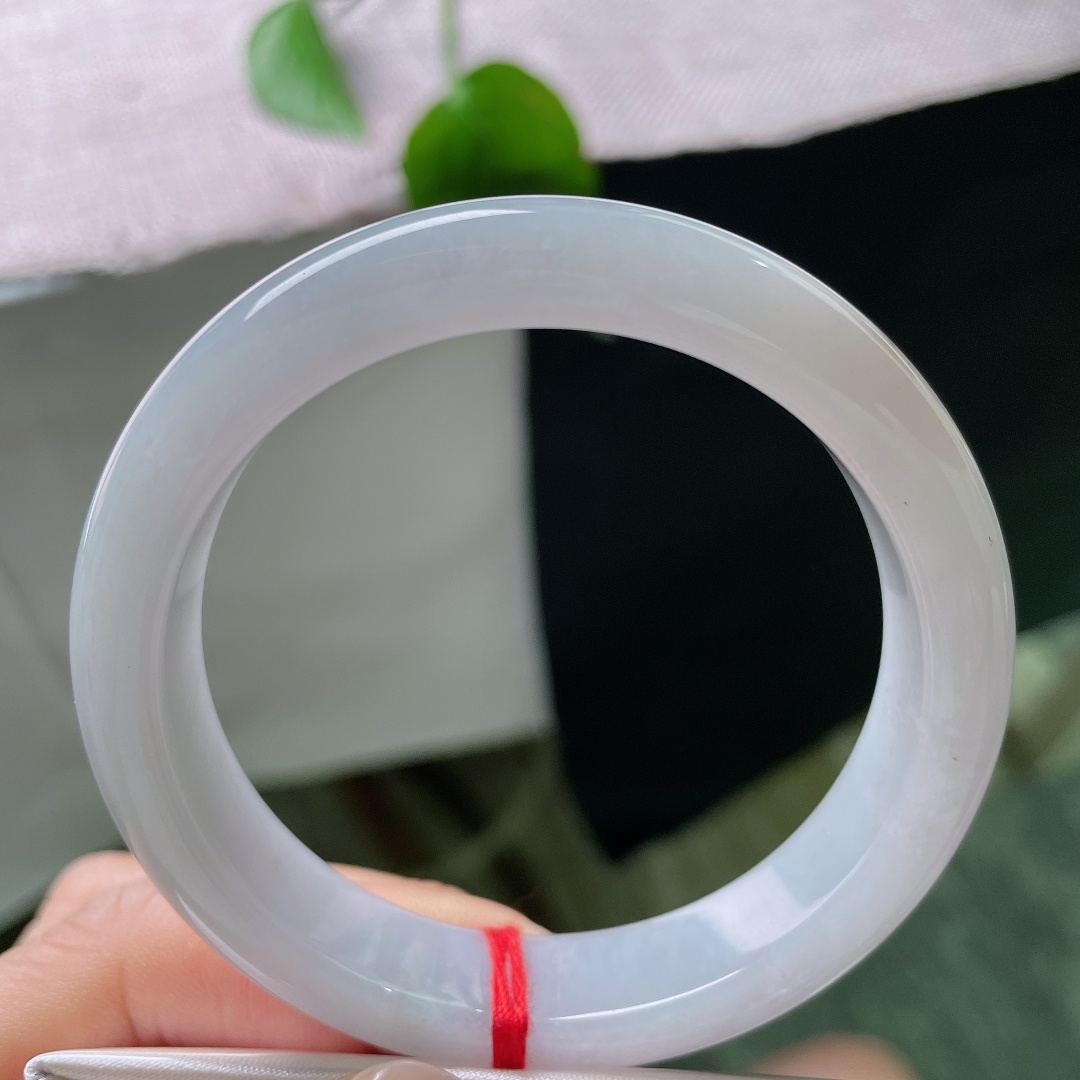 54.7/11.8/8.1，粉底正圈，无裂，镯身带着少许天然洒金小点，原生态韵味别致。ss56114a