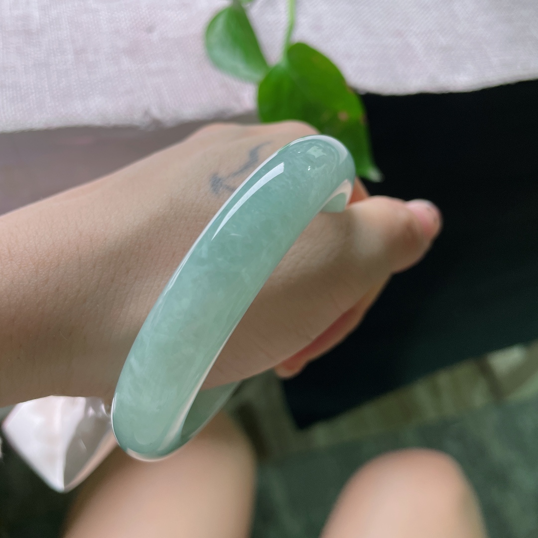 57.8/12.1/8.7，绿底正圈，无裂，整圈冰润湖水底色，种老细腻通透。ss56345a