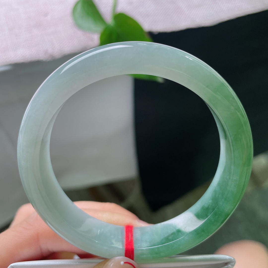 56.8/12.6/8.1，油青正圈，浅调柔青，通透清爽，色调柔和透亮，秀气轻盈，适合年轻女生，清爽减龄。 无裂，ss56053a