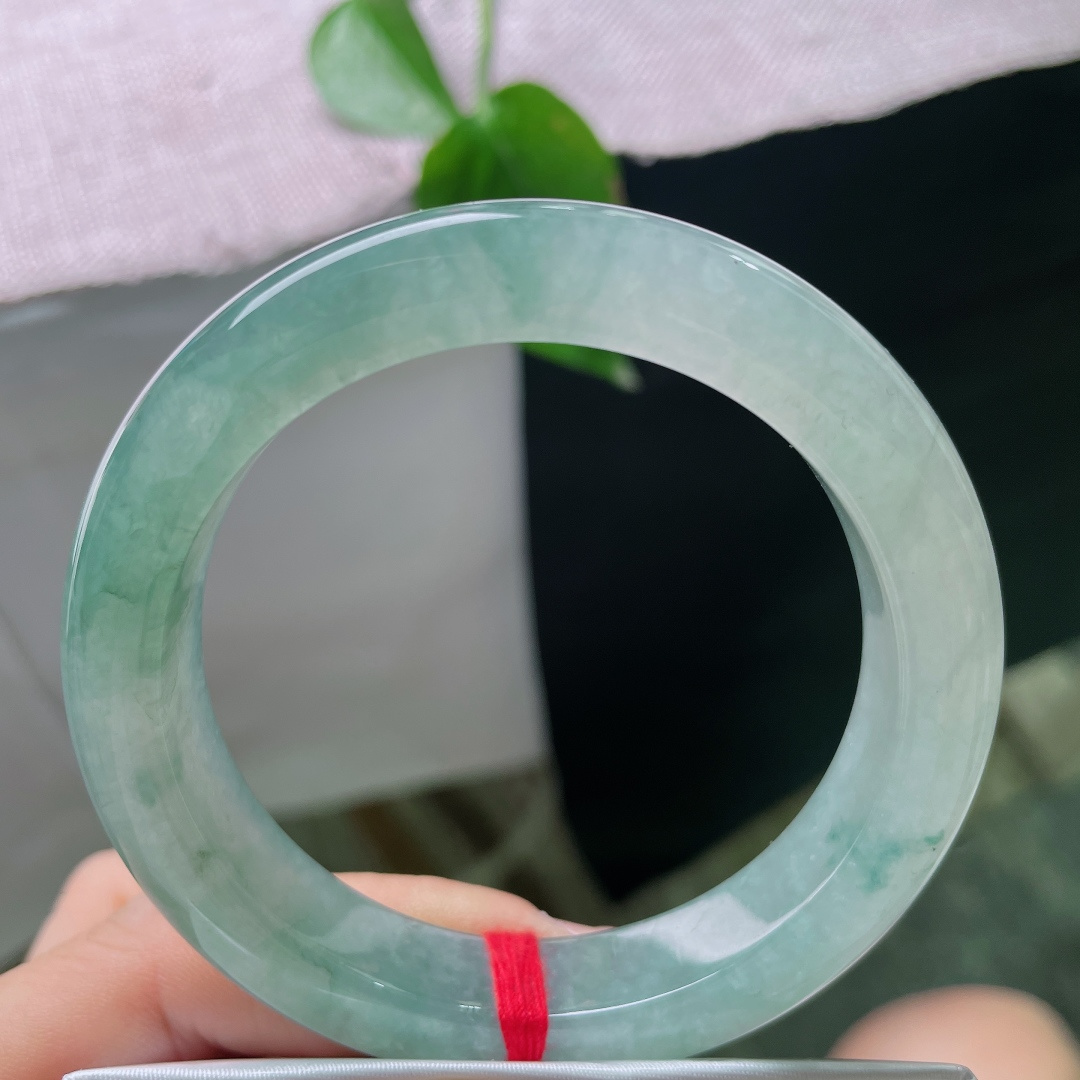 冰飘花正圈，无裂，飘花飘逸灵动，水光荡漾，佩戴起来光彩熠熠。ss56151a