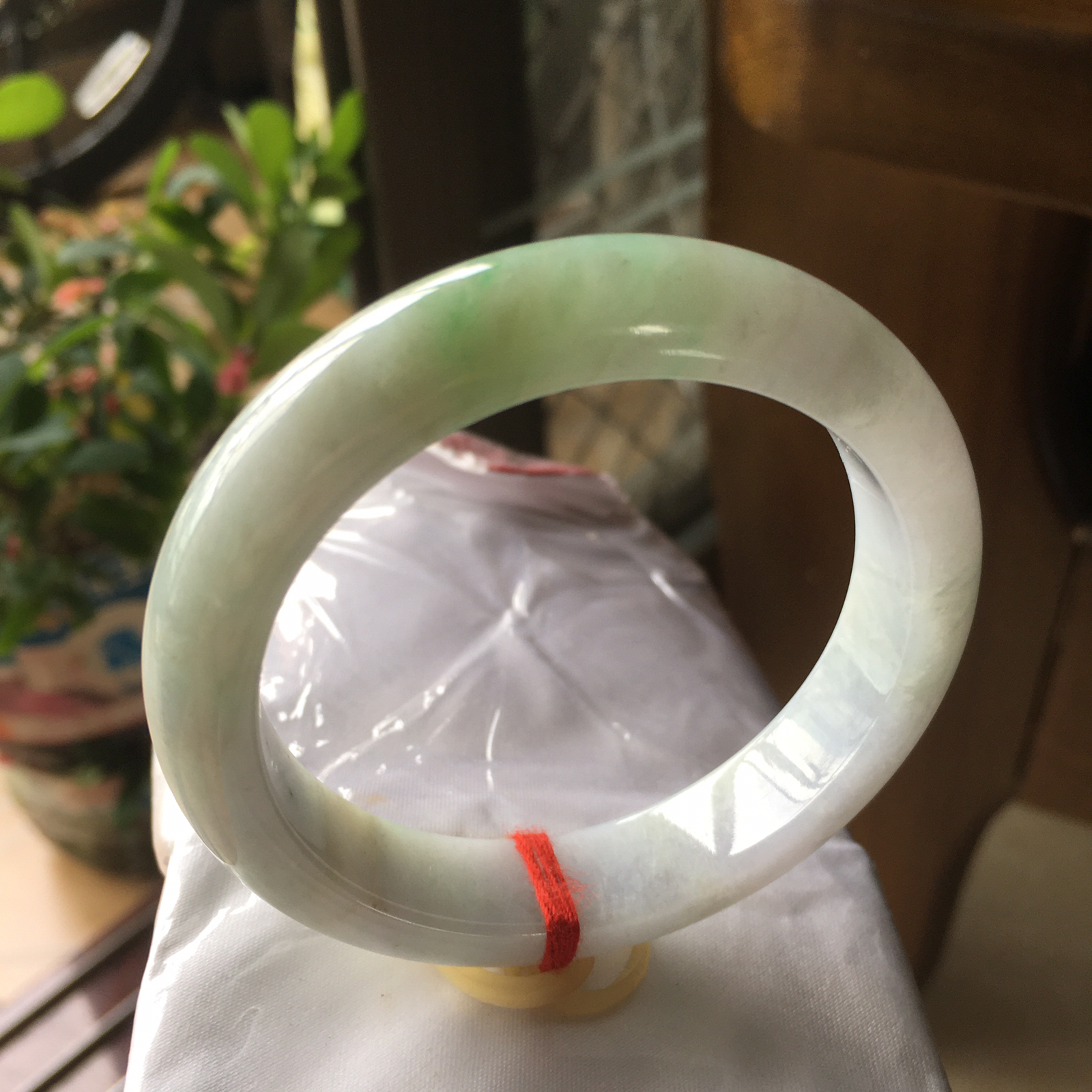 54圈口正圈飘绿手镯，版型正庄飘阳绿，质地细腻水润，自然光实拍，尺寸：54.5*12.4*8.5（毫