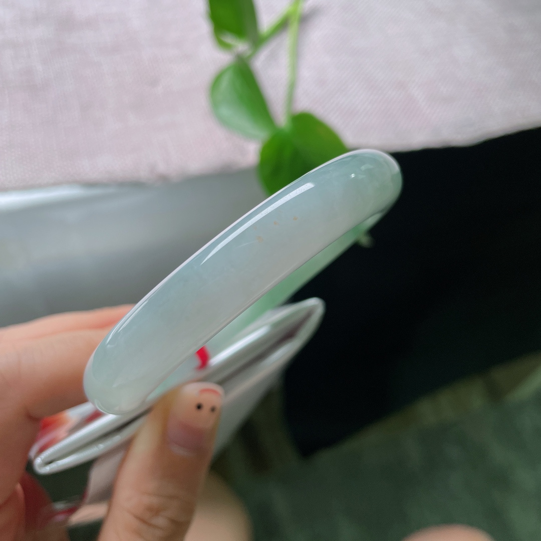 57/11.5/8.5，飘花正圈，无裂，水润，胶感十足，绿花漫镯身，雅致动人，腕间一抹江南烟雨般的诗意，温婉耐看。ss56054a