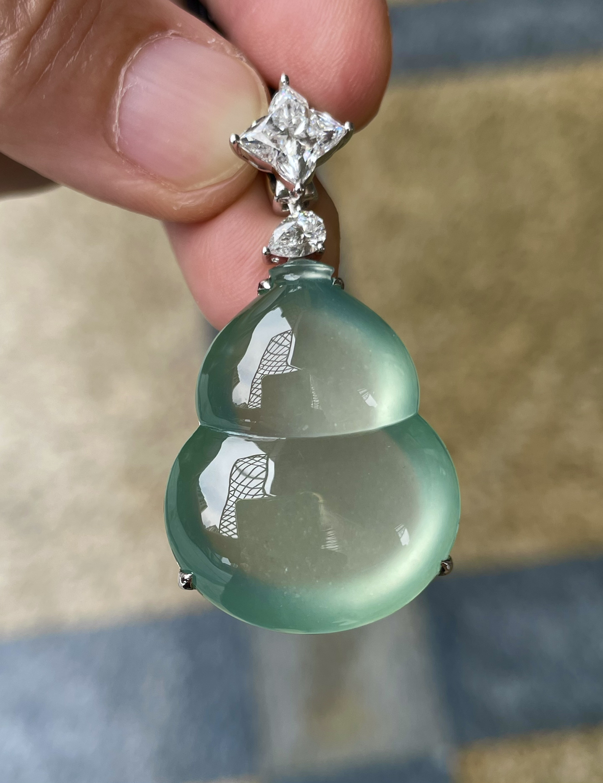 【冰种葫芦吊坠】大尺寸，种地上乘，冰感十足，通透起光，饱满圆润，18k金钻镶嵌，裸石尺寸30*24*6.6毫米。