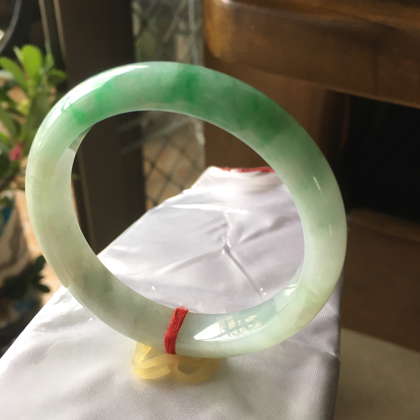51.8圈口正圈飘绿手镯，版型正庄飘阳绿，质地细腻水润，自然光实拍，尺寸：51.8*10.2*7.2