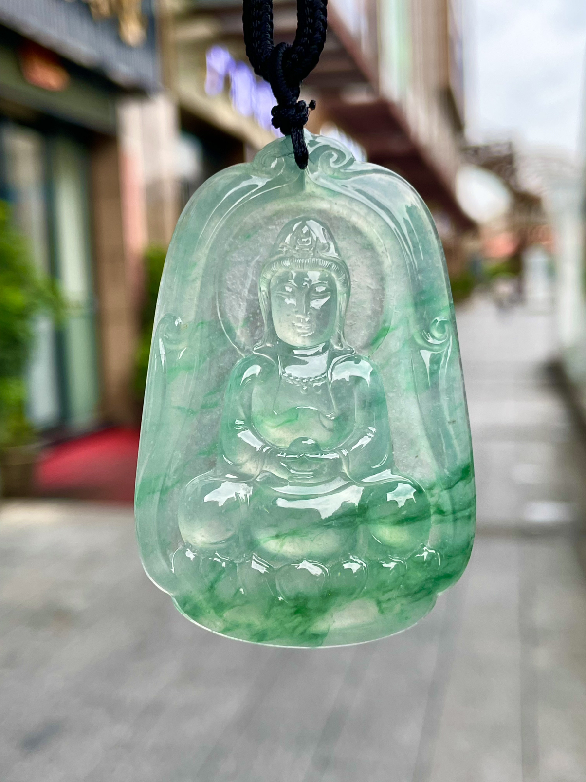 【冰种飘绿观音】雕刻的很可爱，种地非常好，细腻致密程度很高，纯净无瑕，冰感十足。