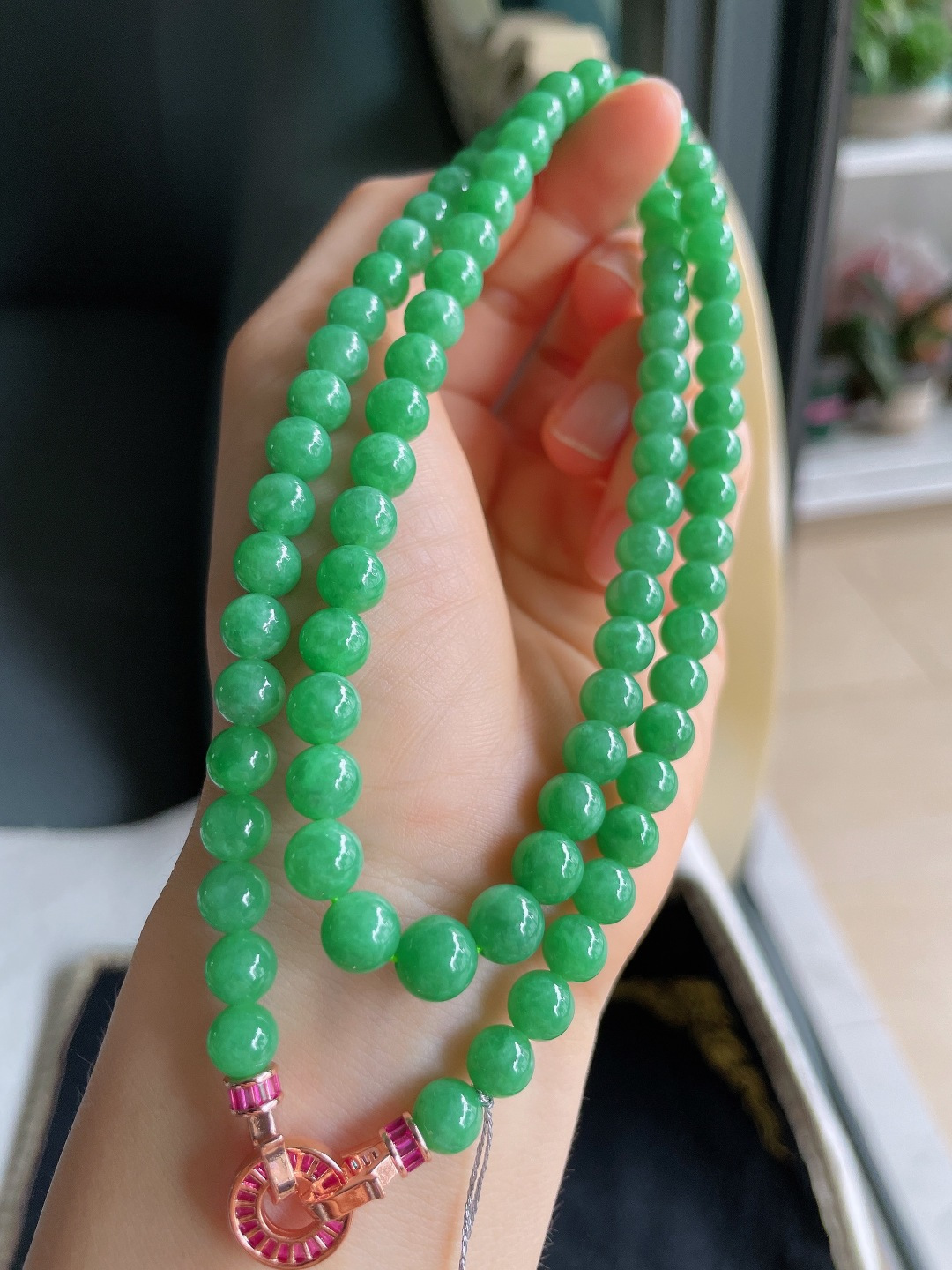 天然翡翠A货，冰满绿珠链，尺寸：6.8mm84颗。【编4415】