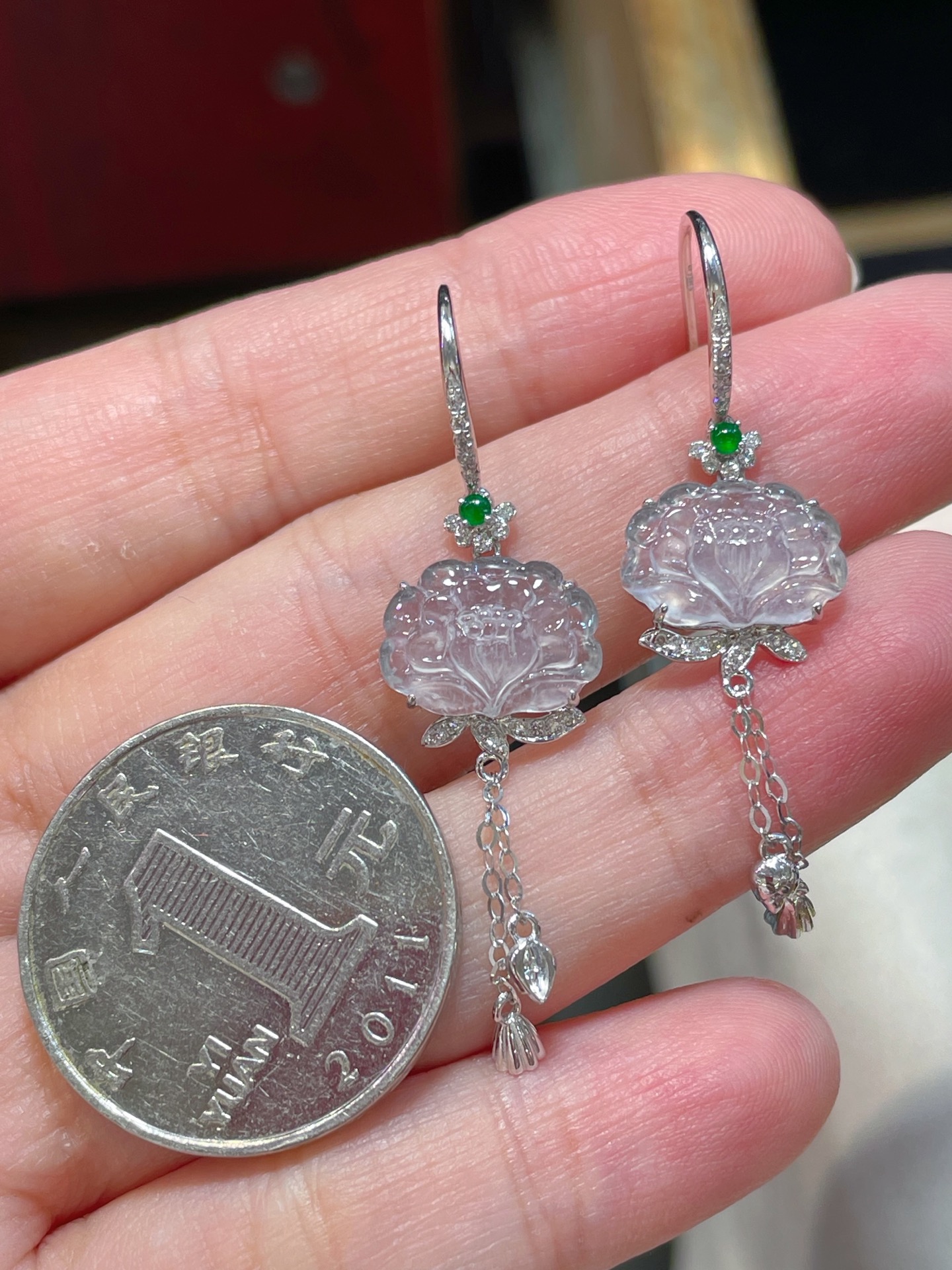 ️ 翡翠莲花扣耳环，光感强烈 料子水润通透，种老起光。 18k镶，佩戴效果佳，9.2-12.9-2