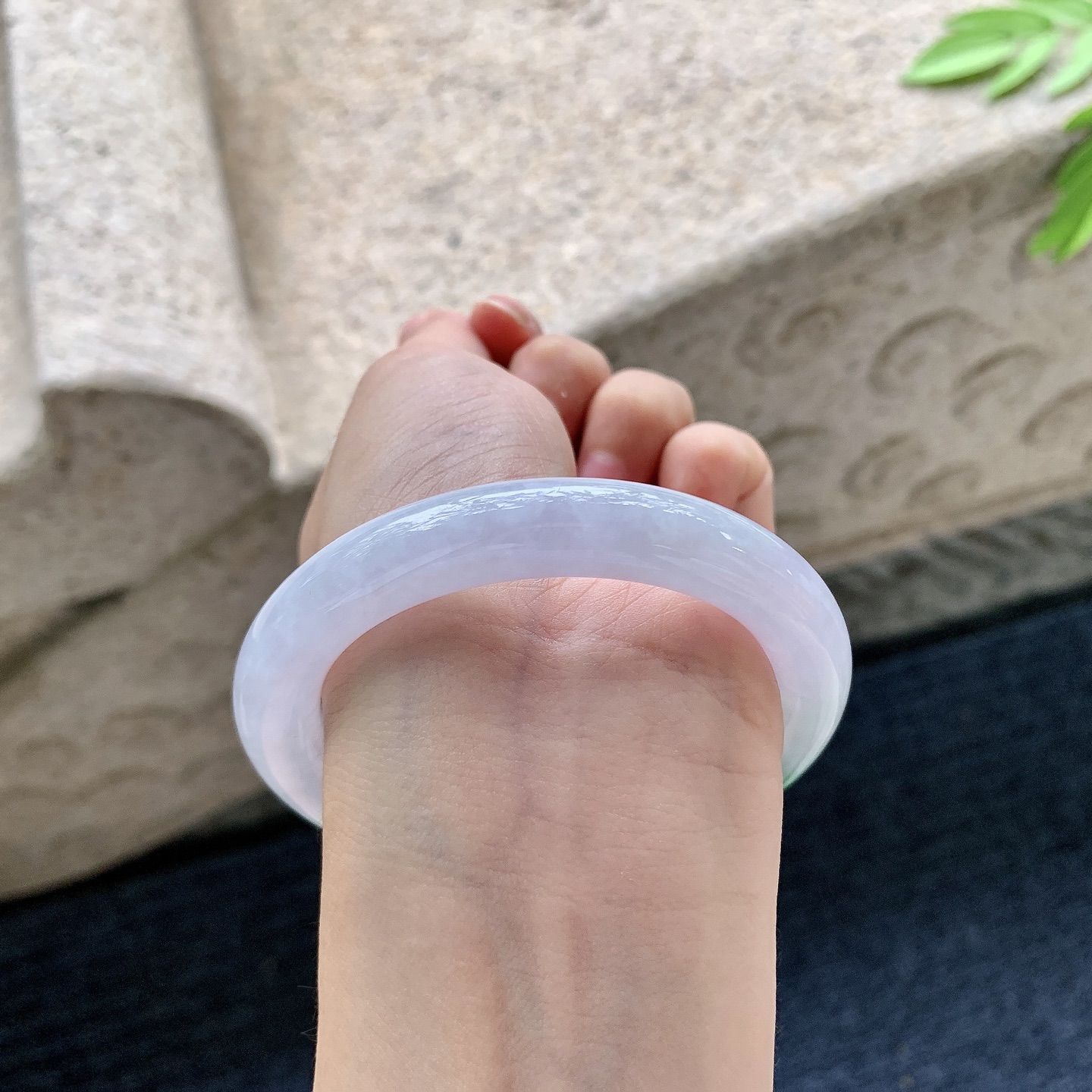 圆条54 55【圈口】55.2/10/10【编码】C11072201【描述】细糯飘阳绿，水润，种老，细腻，打灯有棉线