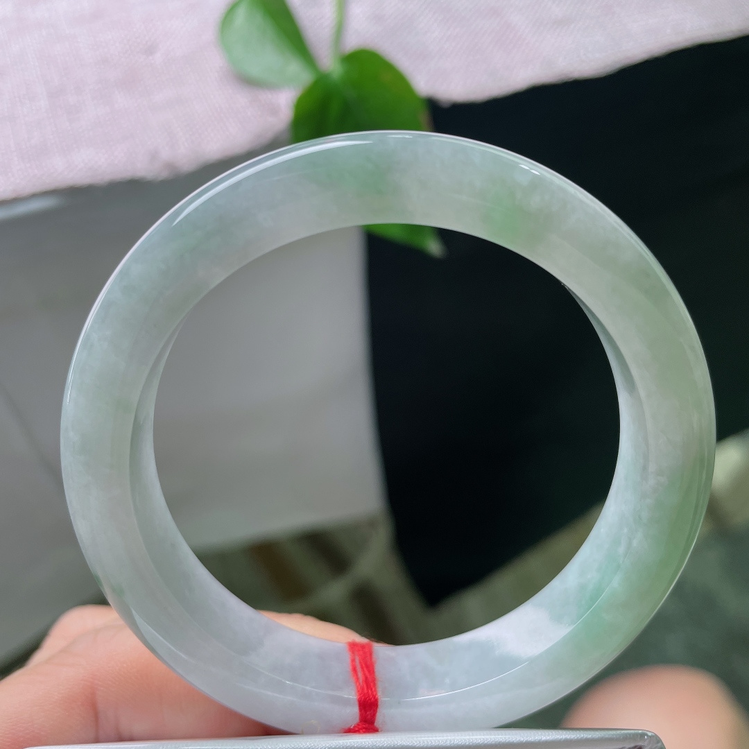 58.3/12/9，飘花正圈，一点皮纹，淡雅浅绿环绕镯身，宛若一池初春湖水澄澈明净。ss56090a