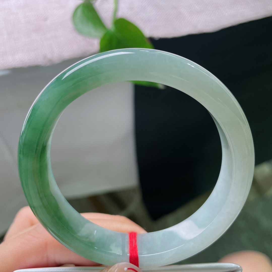 56.8/12.6/8.1，油青正圈，浅调柔青，通透清爽，色调柔和透亮，秀气轻盈，适合年轻女生，清爽减龄。 无裂，ss56053a
