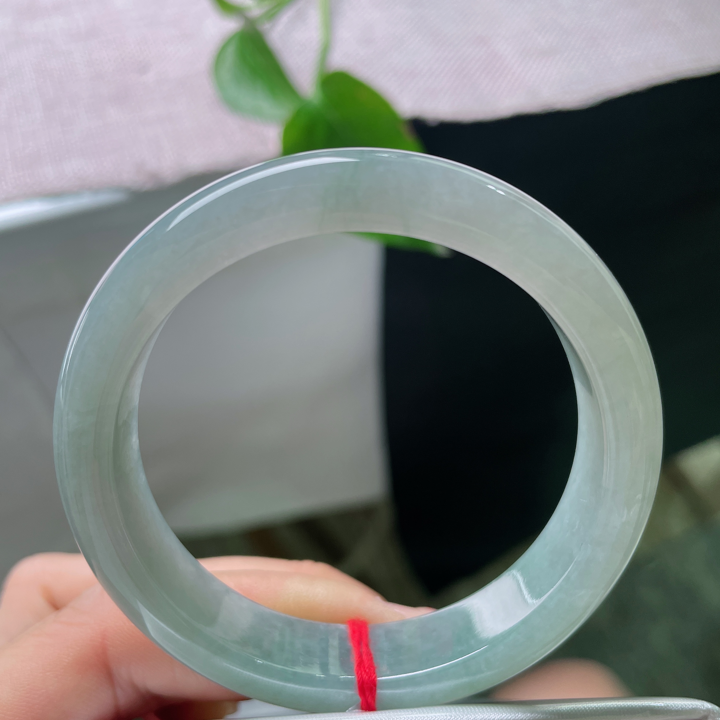 53/12/7.8，绿底正圈，无裂，种质老熟牢靠，质地紧实，越戴越油亮通透。ss56523a