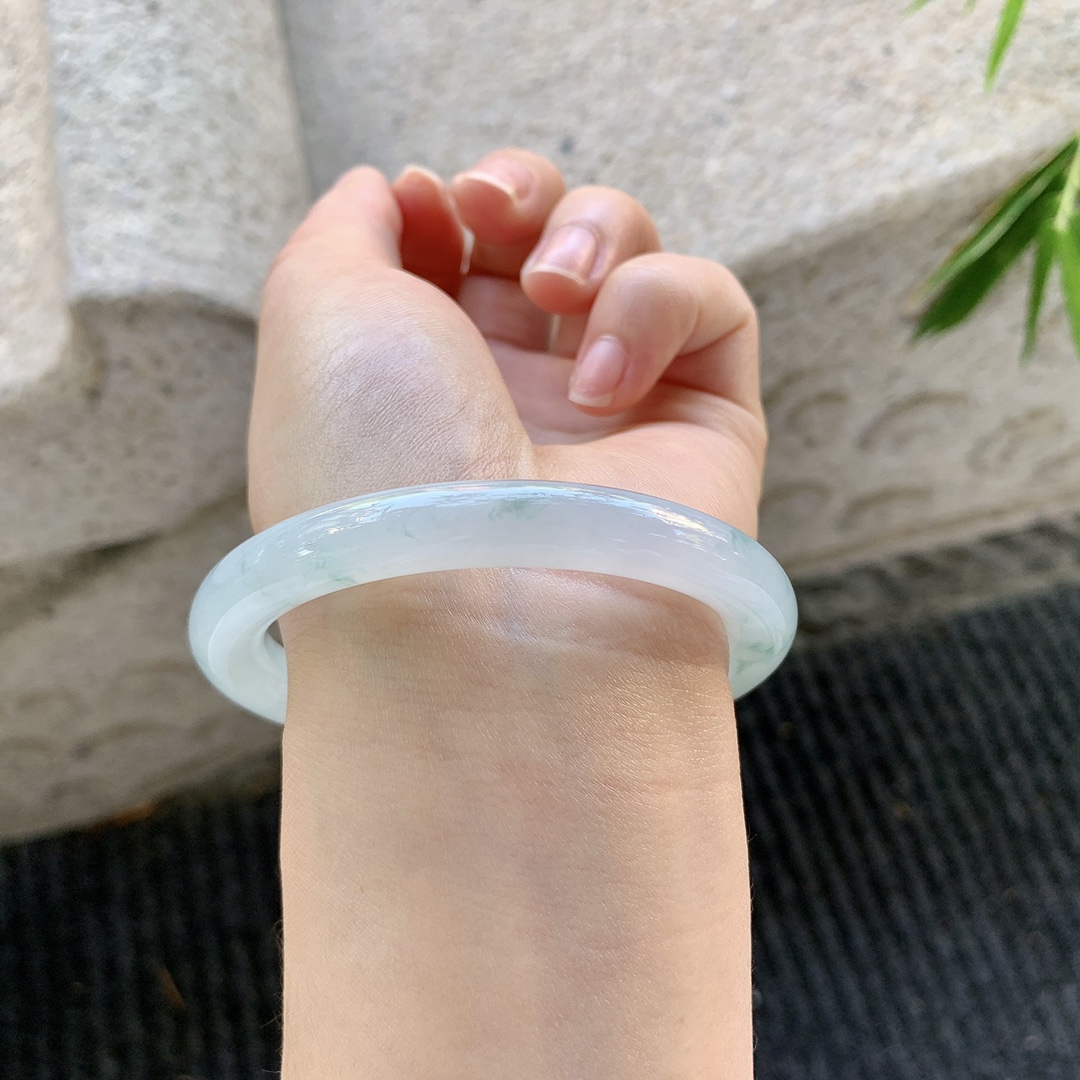 圆条53 54【圈口】54.8/8.5/8.8【编码】Q5072077【描述】糯冰飘花，水润，种老，细腻，打灯有絮线