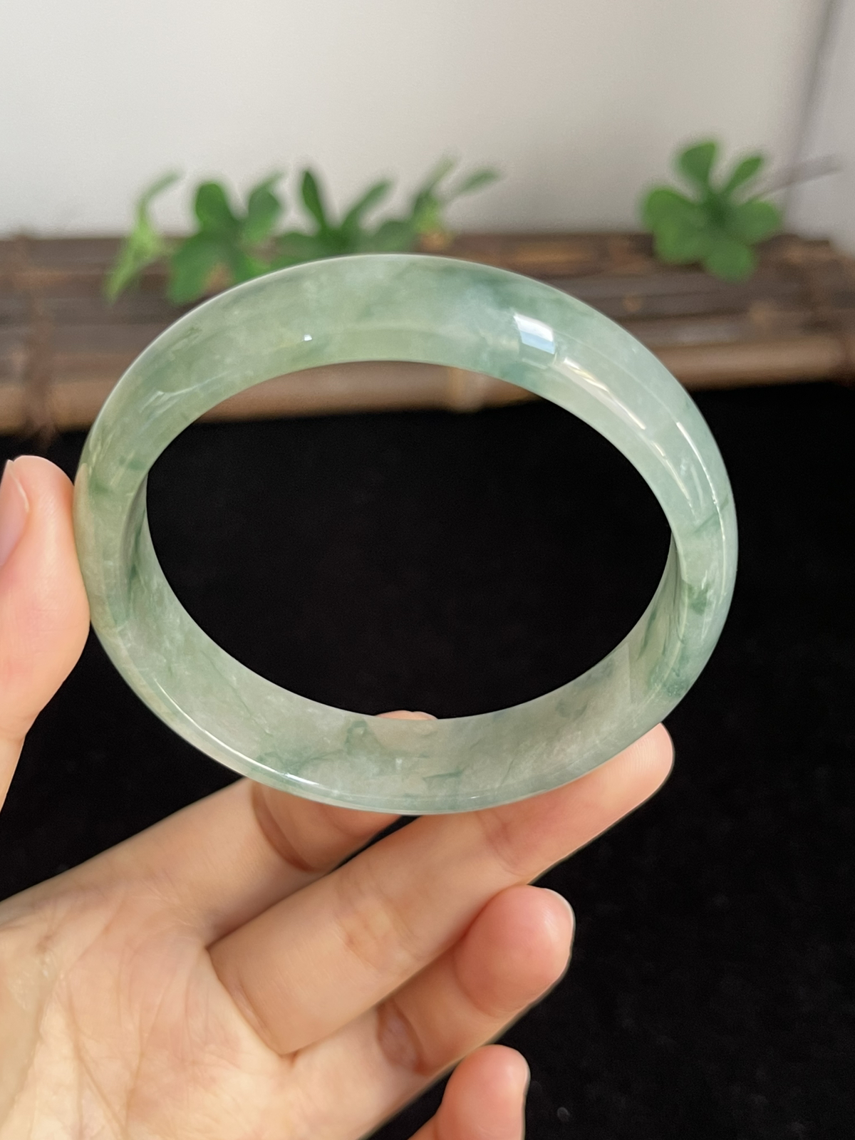 正圈57圈口，翡翠冰糯种飘绿手镯