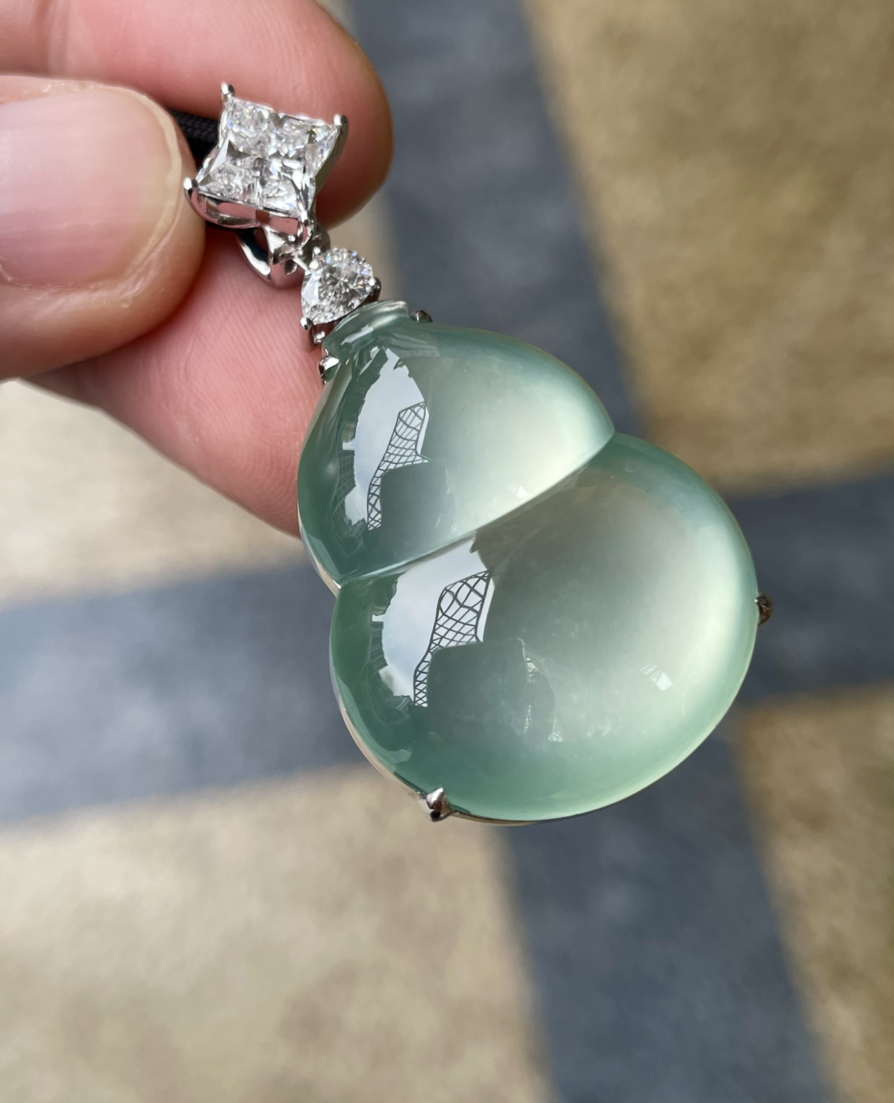 【冰种葫芦吊坠】大尺寸，种地上乘，冰感十足，通透起光，饱满圆润，18k金钻镶嵌，裸石尺寸30*24*6.6毫米。