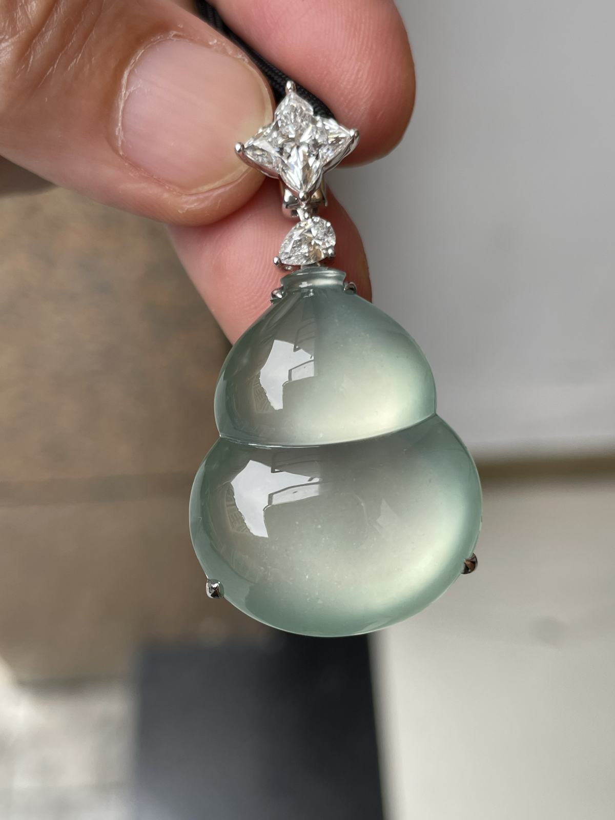 【冰种葫芦吊坠】大尺寸，种地上乘，冰感十足，通透起光，饱满圆润，18k金钻镶嵌，裸石尺寸30*24*6.6毫米。