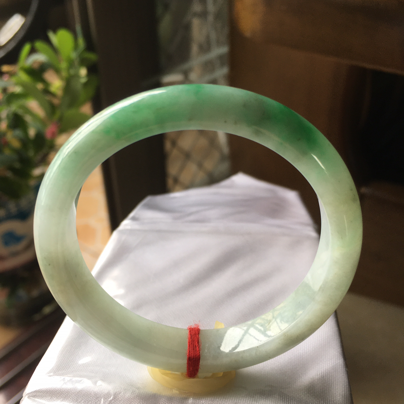 51.8圈口正圈飘绿手镯，版型正庄飘阳绿，质地细腻水润，自然光实拍，尺寸：51.8*10.2*7.2（毫米）手工测量略有误差