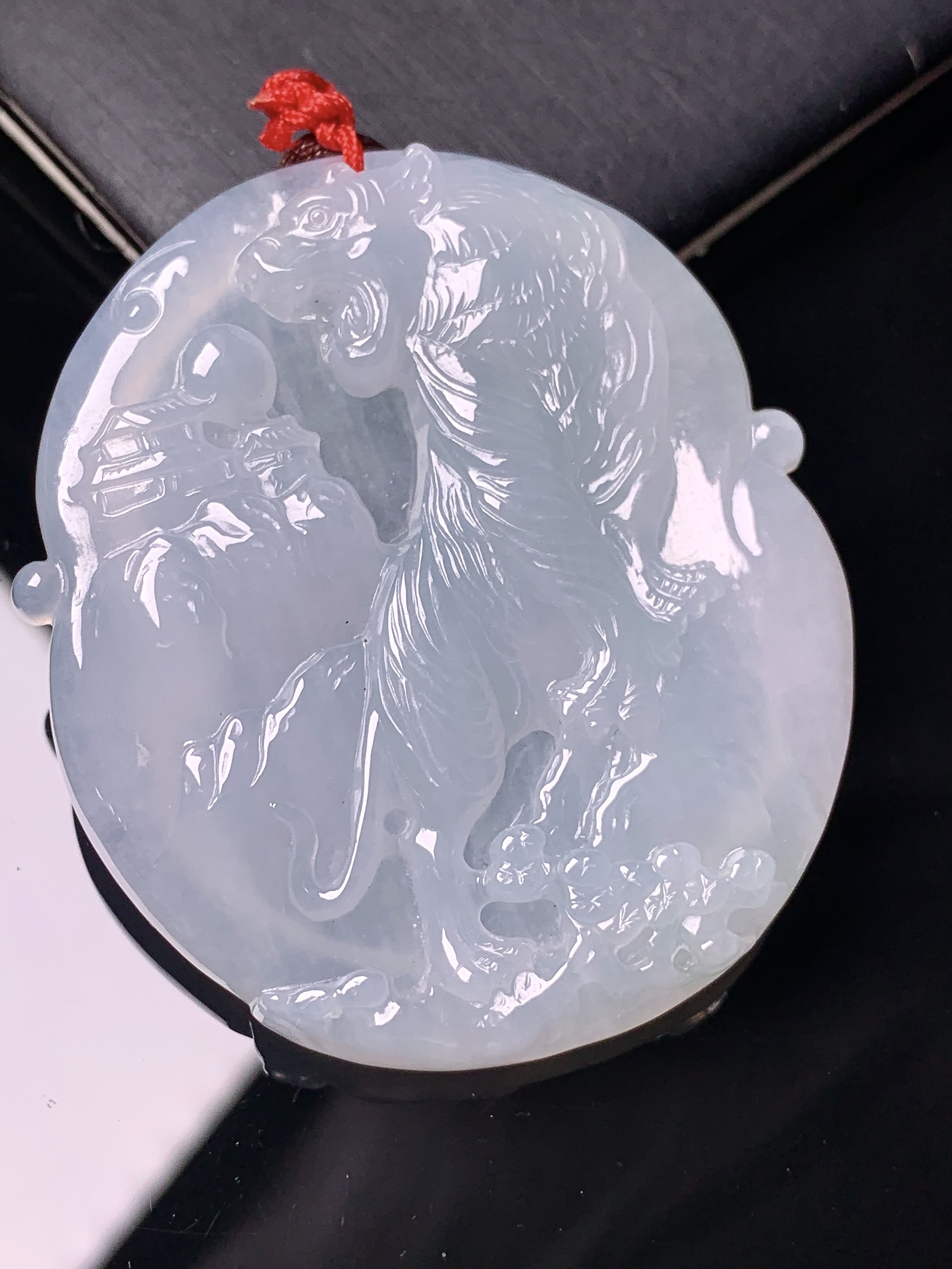 冰种生肖虎吊坠 玉质细腻 色泽艳丽清新 水润亮眼 整体尺寸49.3*42.8*6.2 b2