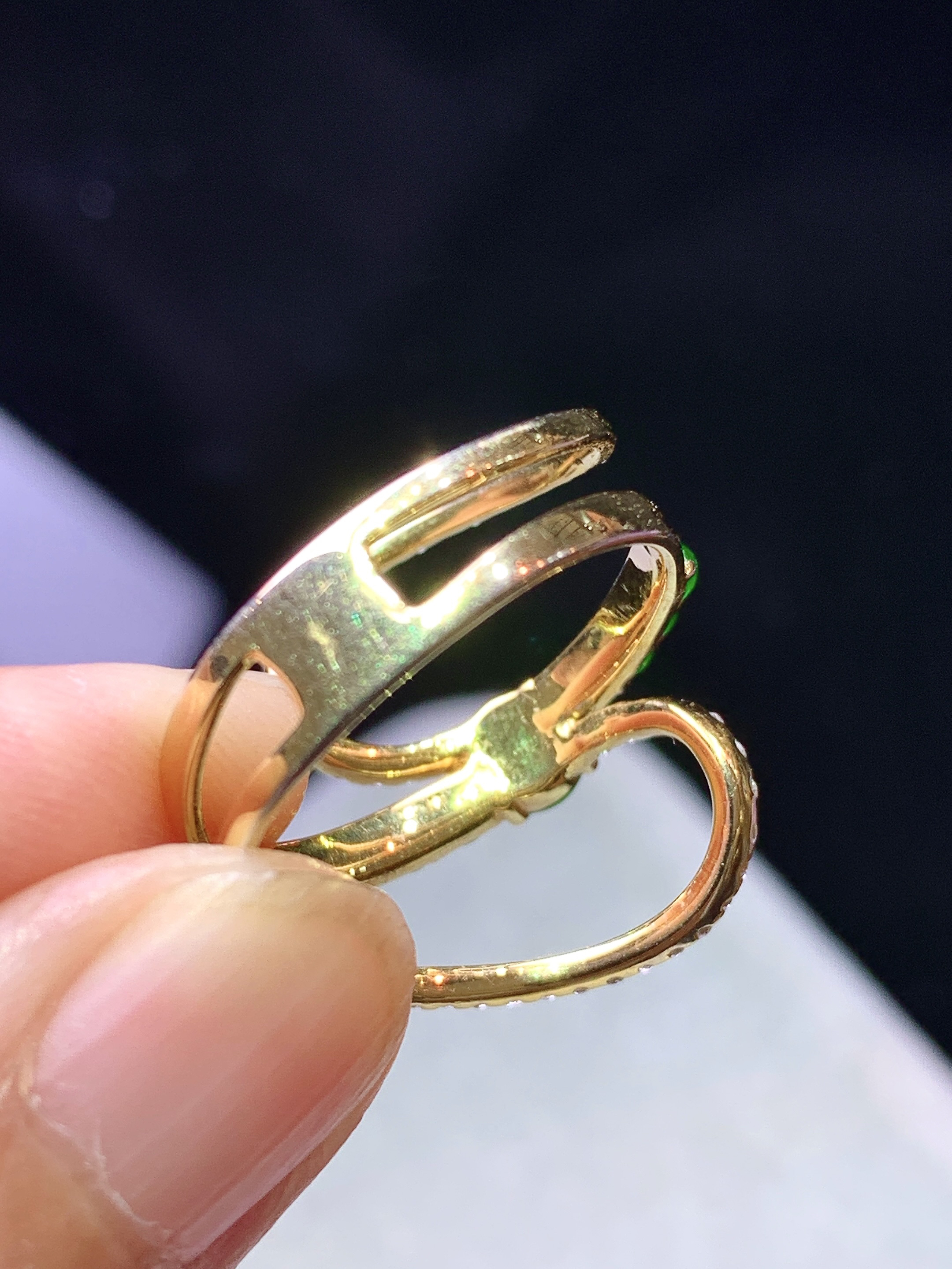 18k金钻镶嵌冰阳绿蛋面戒指 玉质细腻 色泽艳丽清新 水润亮眼 圈口14  裸石尺寸4.5*4*2 m7