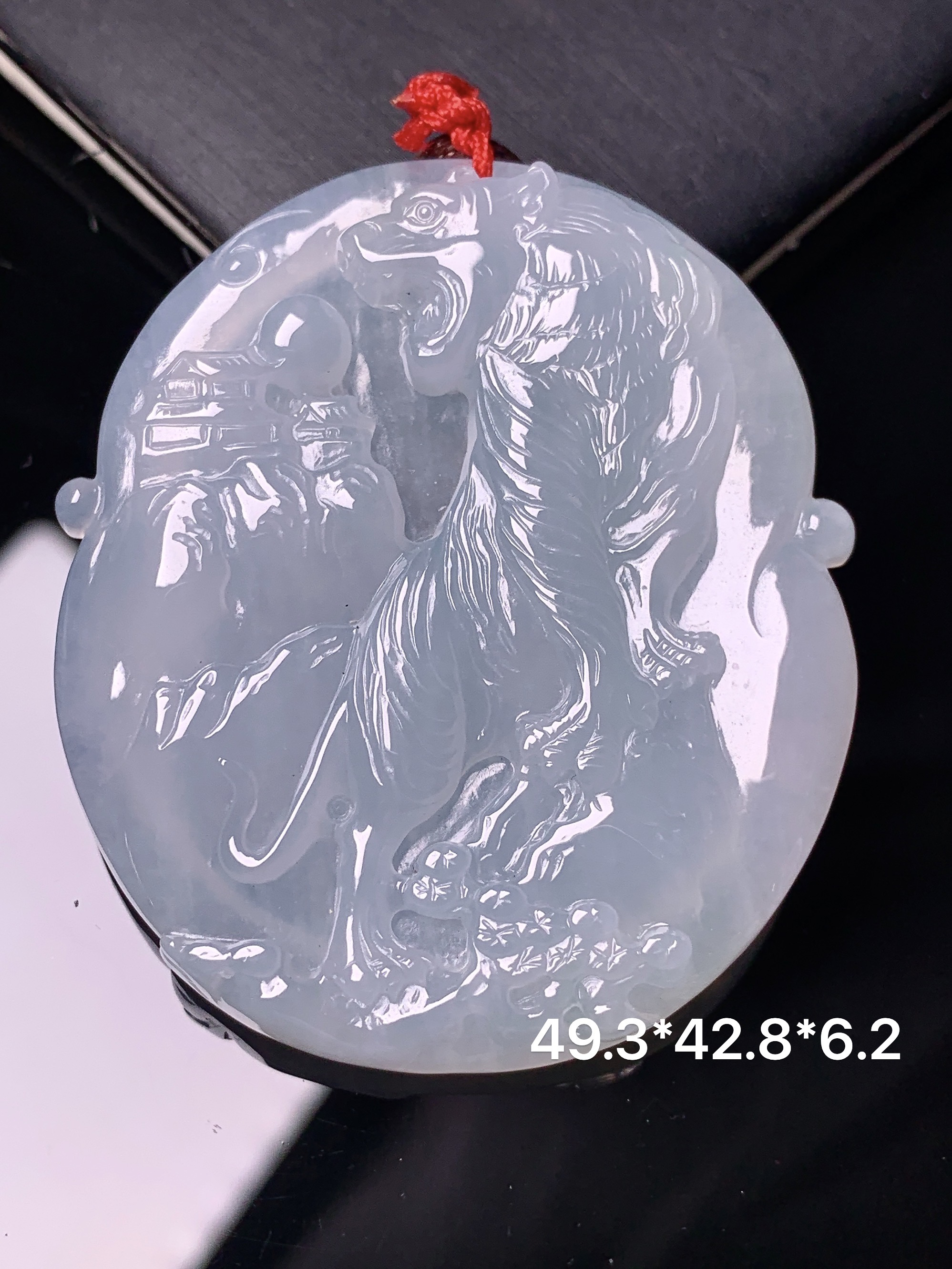 冰种生肖虎吊坠 玉质细腻 色泽艳丽清新 水润亮眼 整体尺寸49.3*42.8*6.2 b2