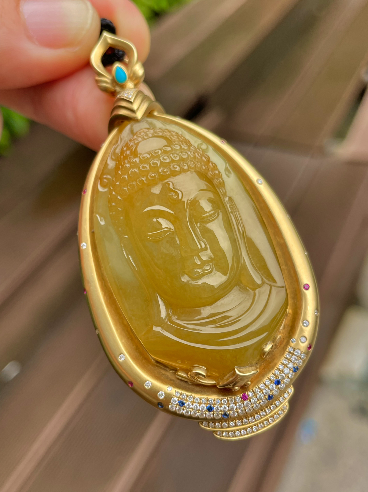 【冰种满黄翡大佛头】名师工艺，人物雕刻非常漂亮，珍藏品质，质地细腻冰润，很厚装，18K金钻镶嵌，裸石