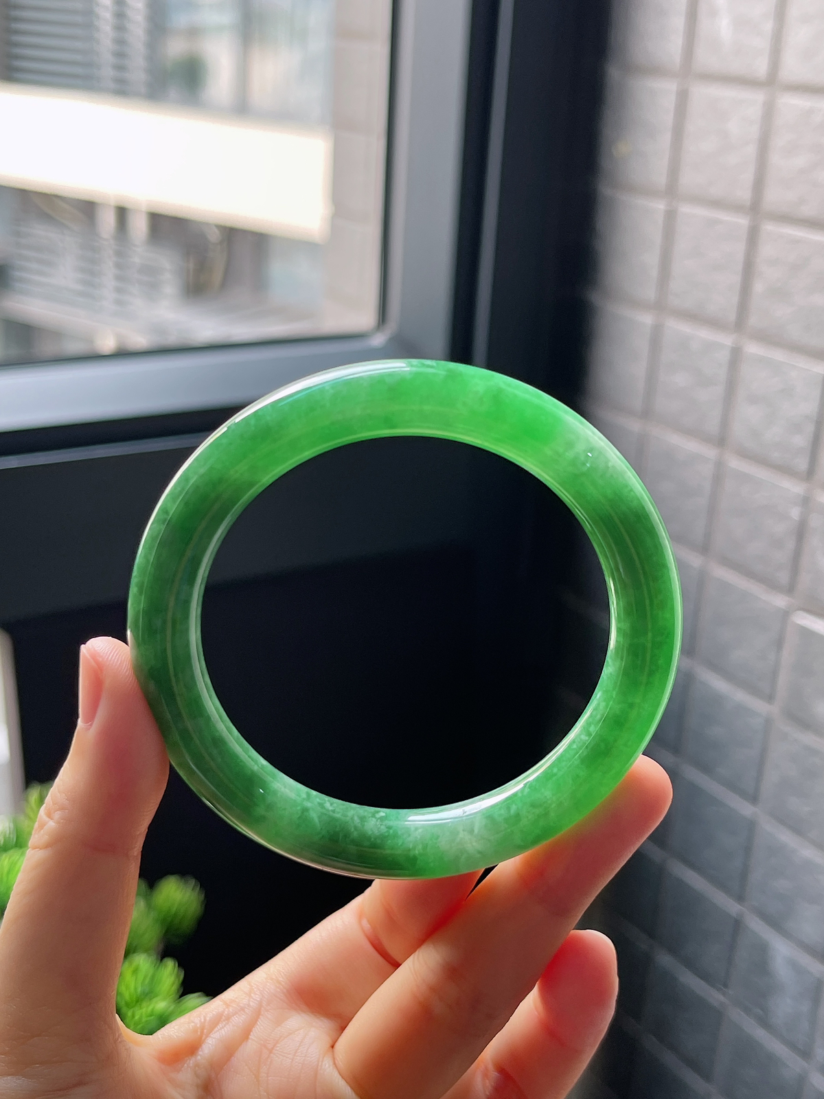 圈口56.1，糯化种满绿翡翠圆条手镯