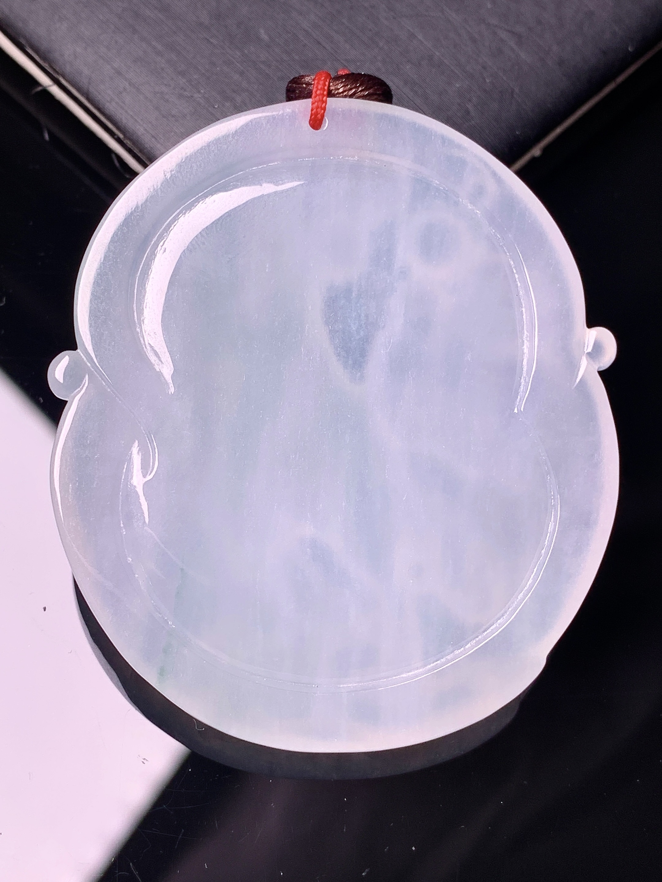 冰种生肖虎吊坠 玉质细腻 色泽艳丽清新 水润亮眼 整体尺寸49.3*42.8*6.2 b2