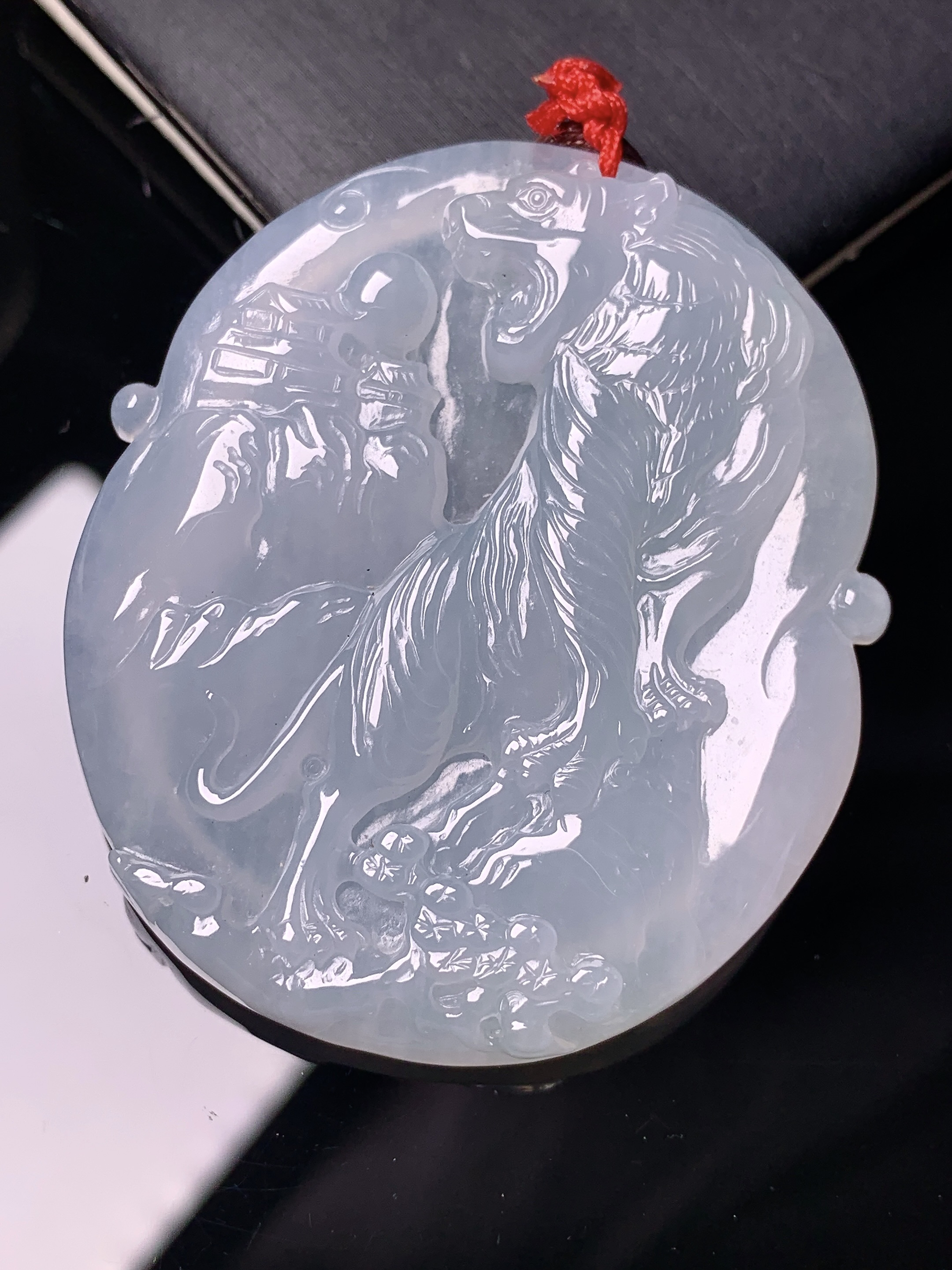 冰种生肖虎吊坠 玉质细腻 色泽艳丽清新 水润亮眼 整体尺寸49.3*42.8*6.2 b2