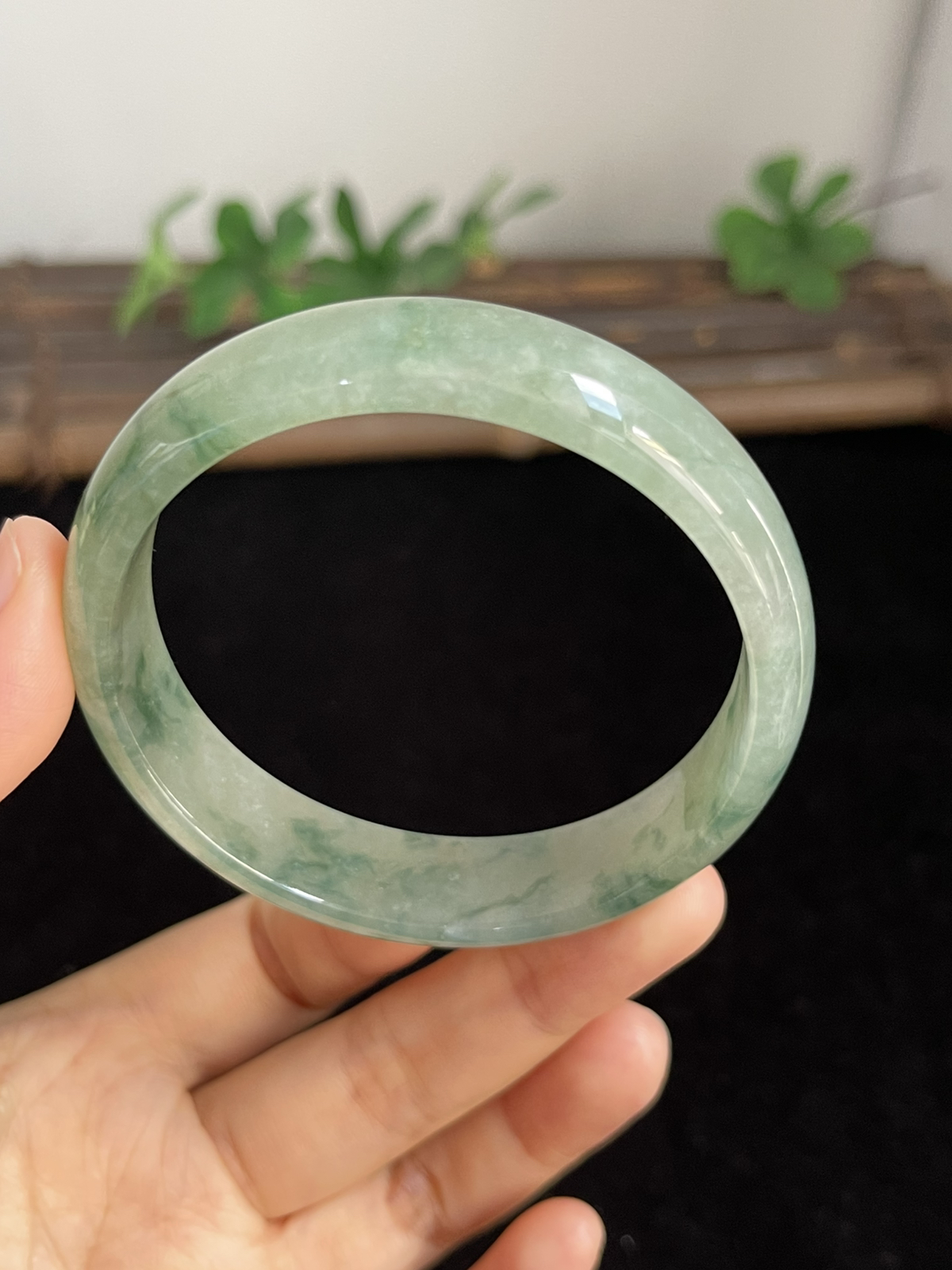 正圈57圈口，翡翠冰糯种飘绿手镯