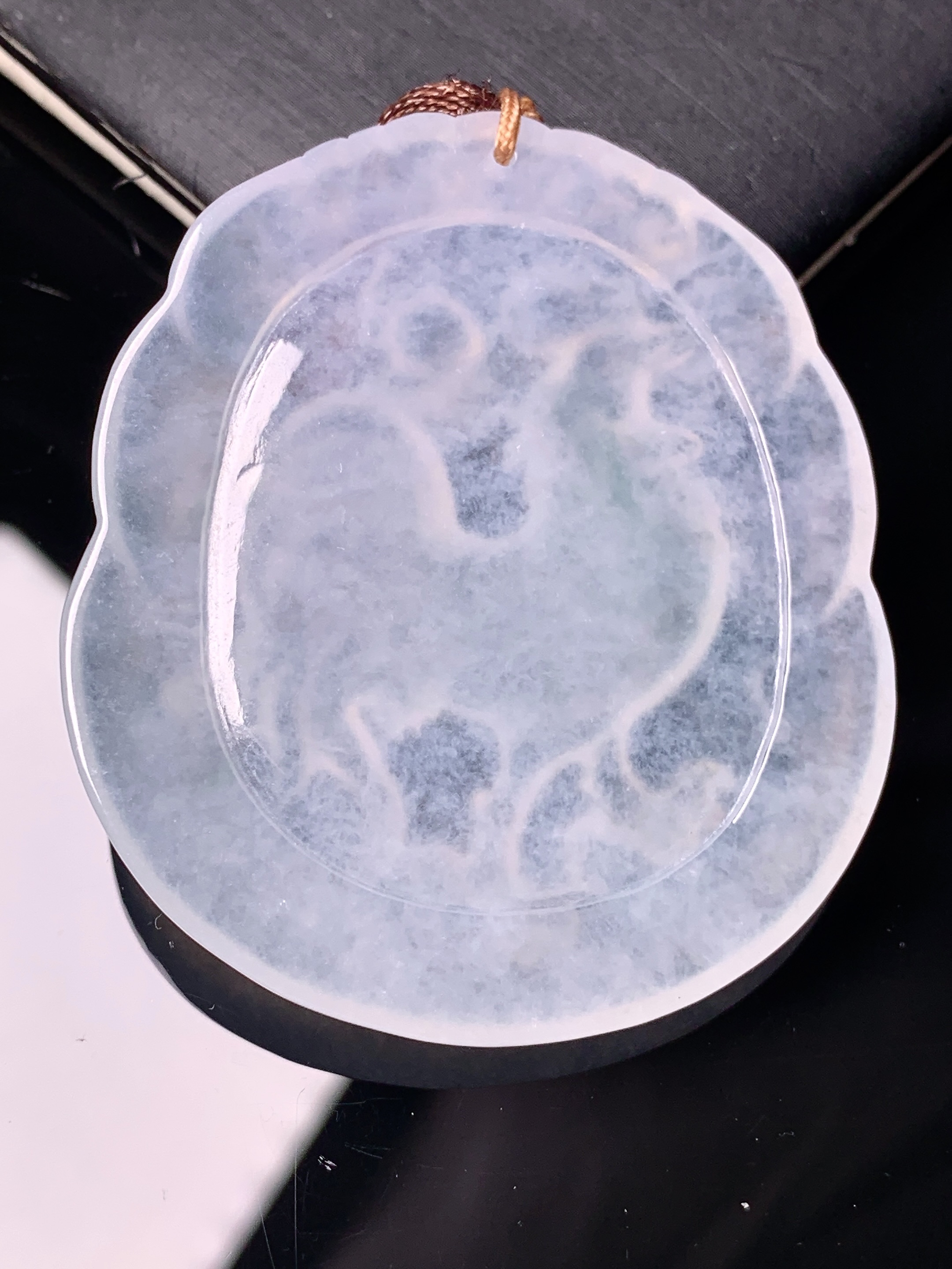 冰种生肖鸡吊坠 玉质细腻 色泽艳丽清新 水润亮眼 整体尺寸50.4*44*5.7 b2