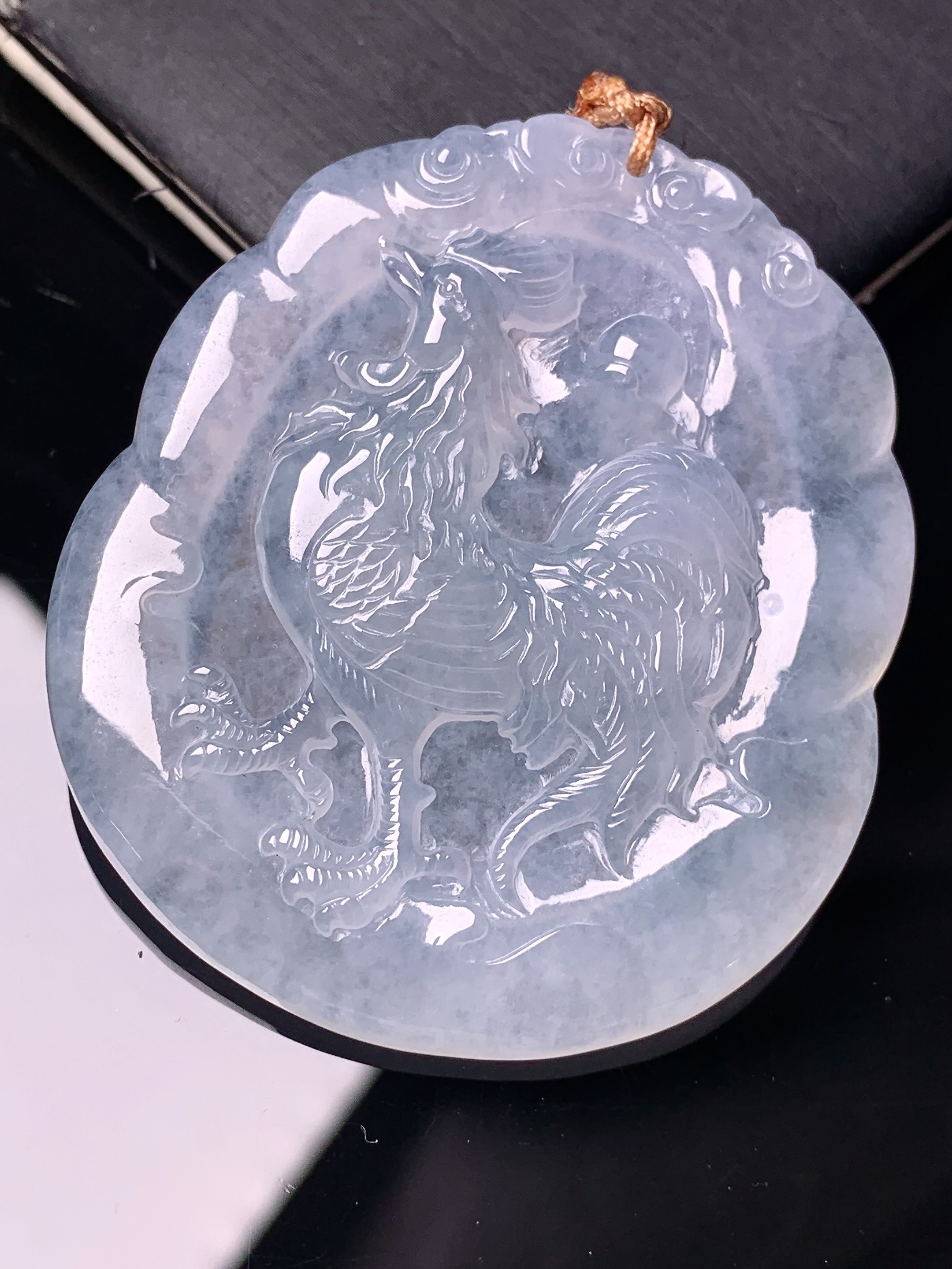 冰种生肖鸡吊坠 玉质细腻 色泽艳丽清新 水润亮眼 整体尺寸50.4*44*5.7 b2