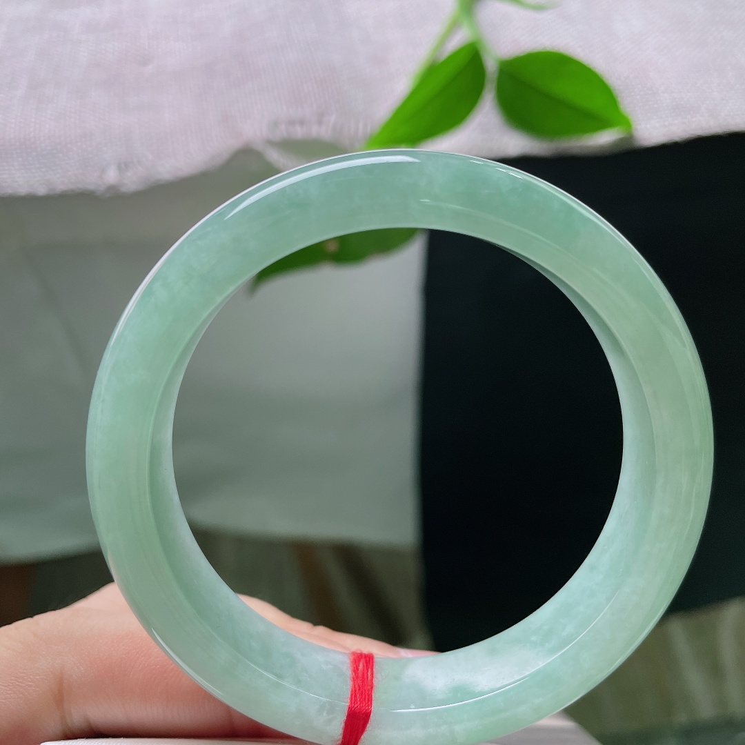 56/13/8.3，绿底正圈，整块料子满铺柔和绿底色，无杂无灰，清透如水，戴在手上显白又显贵。 无裂