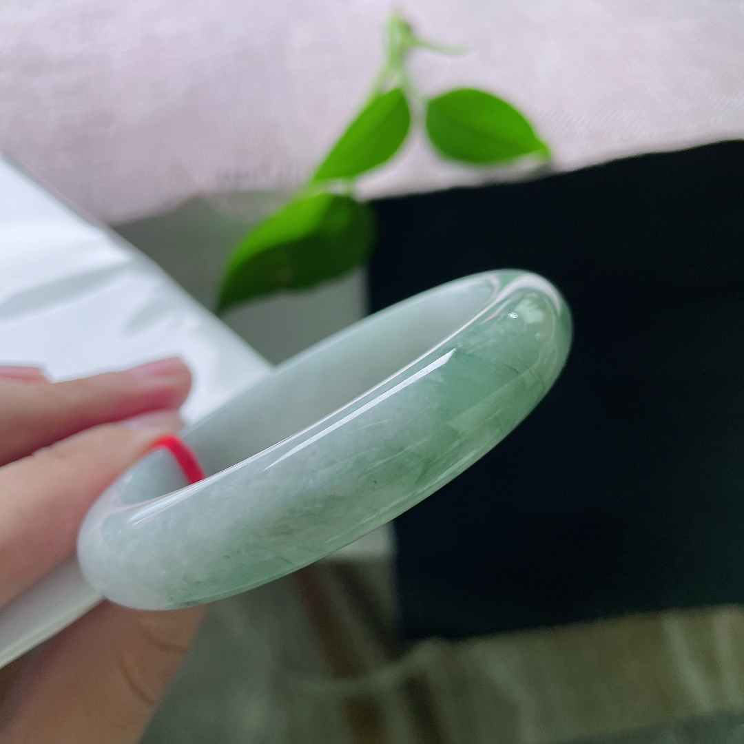 58.6/13/8.5，天然油青玉镯，自带细腻胶感，青调柔和匀净，素圈简约大气，衬女子从容温婉气质。 一点色线，ss55996a