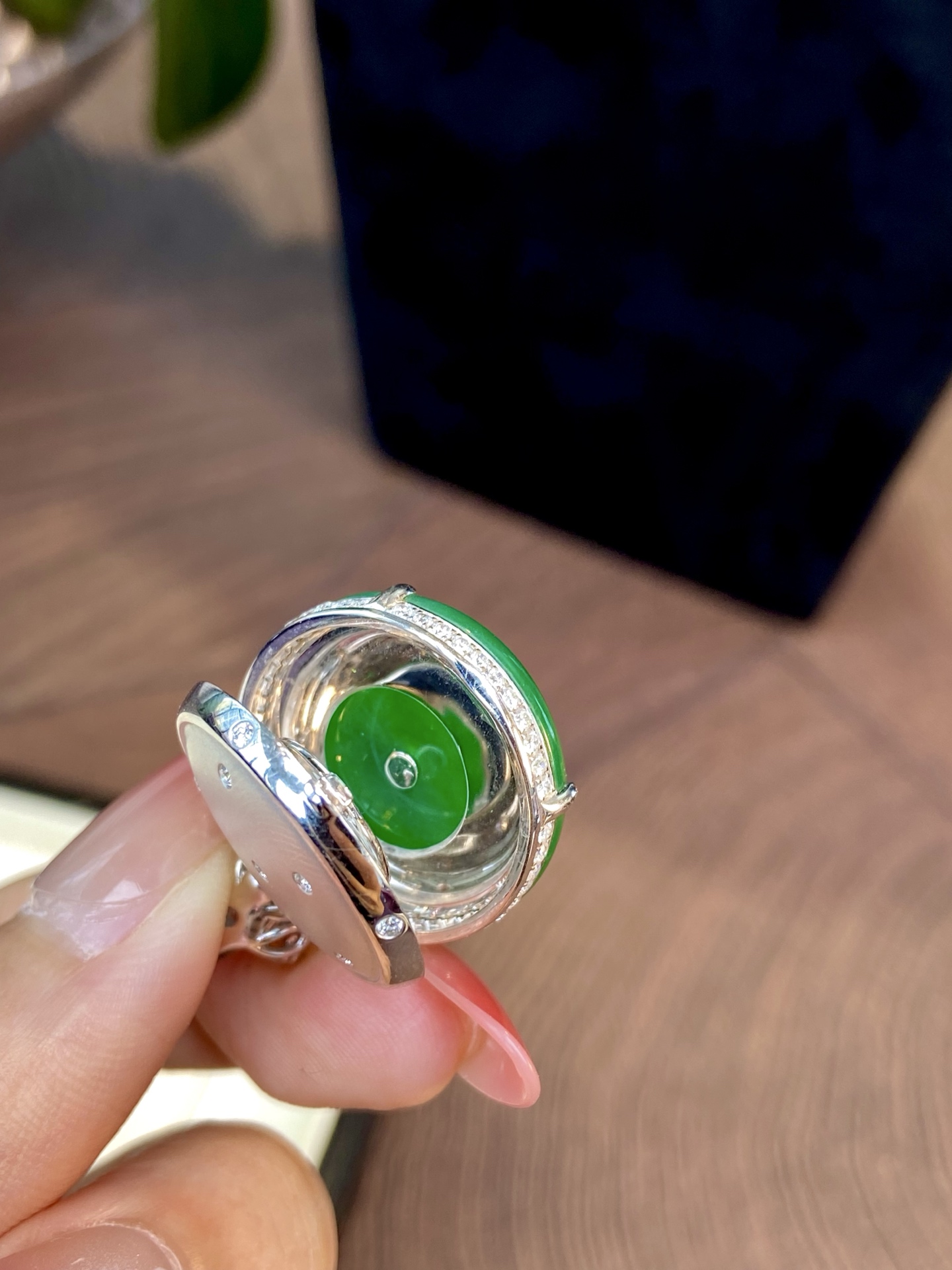 高冰种阳绿平安扣吊坠，品质够顶，显贵显气质的轻奢感，是低调的精致，也是不动声色的好品味：32.8-22.1-10.3，裸石：22.1-10.6mm，无裂