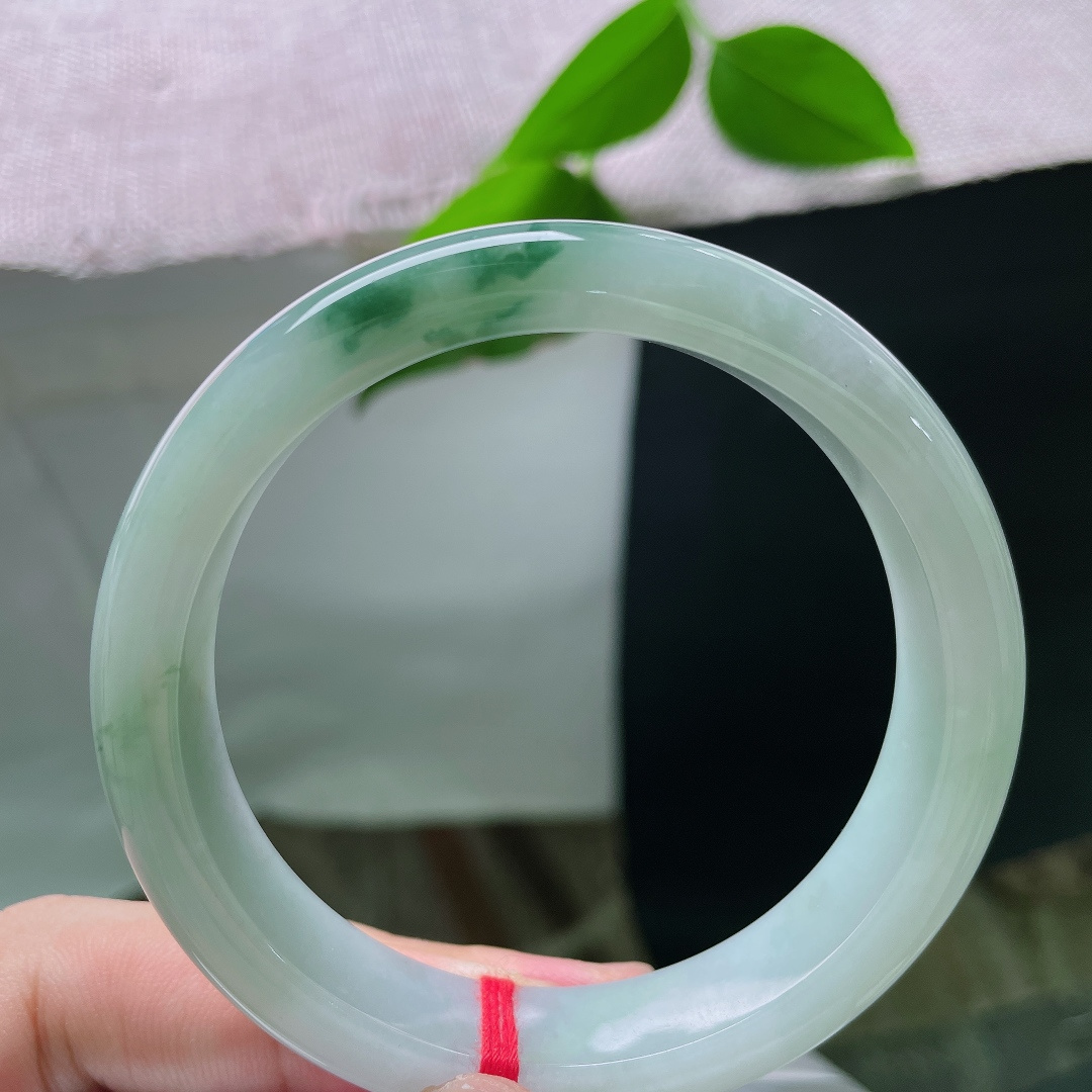 56.9/12.3/8.5，飘花正圈，无裂，镯身莹润柔和，飘花悠然漫卷，自带江南诗意。ss56060