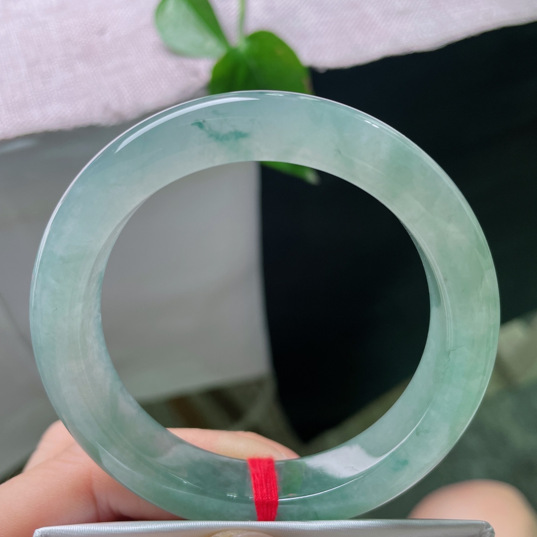 冰飘花正圈，无裂，飘花飘逸灵动，水光荡漾，佩戴起来光彩熠熠。ss56151a