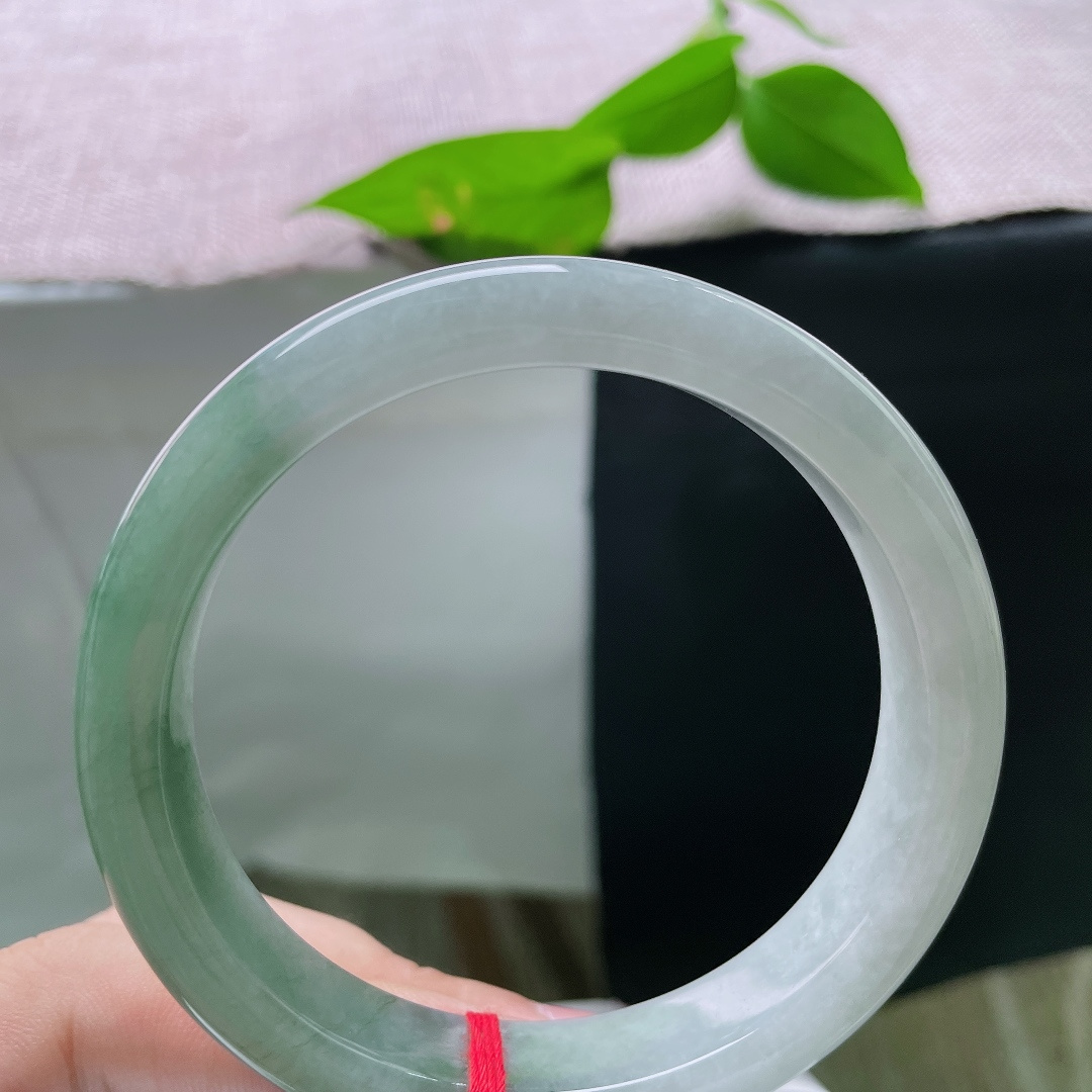 61.2/12.5/8.7，油绿正圈，皮纹，半山水意境如画，玉质细腻油润耐看。ss55995a