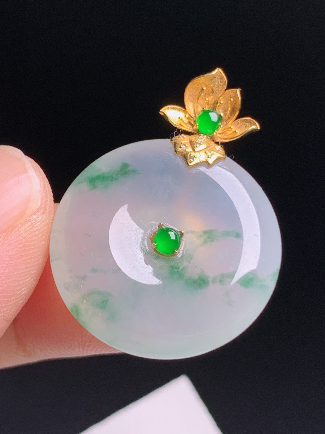 冰飘花平安扣吊坠，玉质细腻柔光满溢，花色飘逸灵动